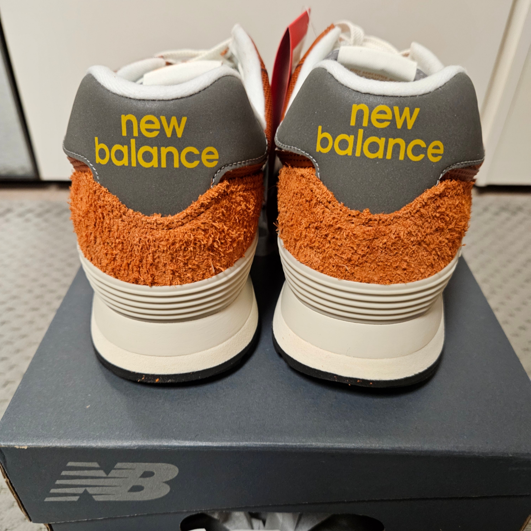 New Balance 574 Heritage Orange Burst White 착용 스타일 - 3