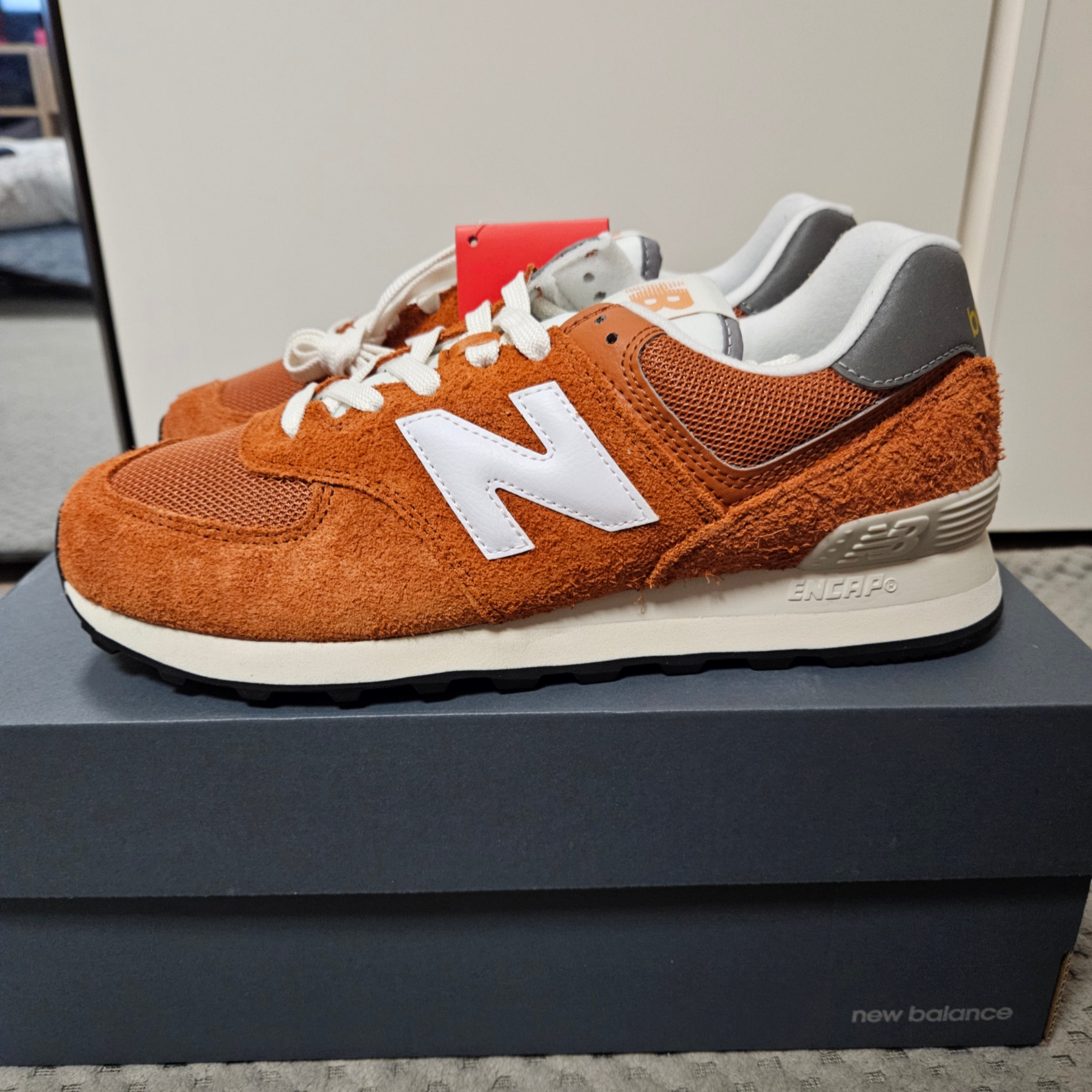 New Balance 574 Heritage Orange Burst White 착용 스타일 - 2