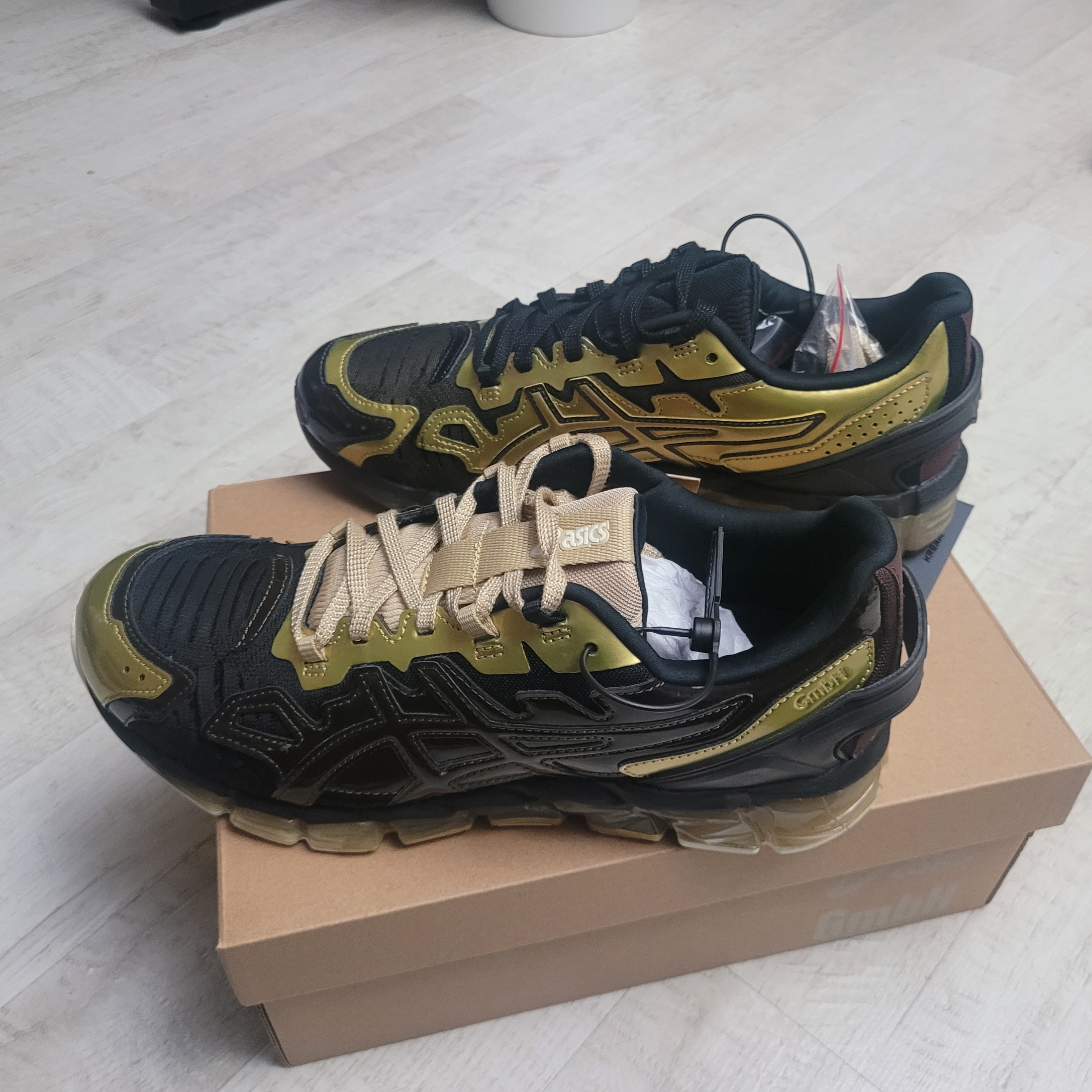 Asics x GmbH Gel-Quantum 360 6 Rich Gold Black Coffee 착용 스타일 - 2