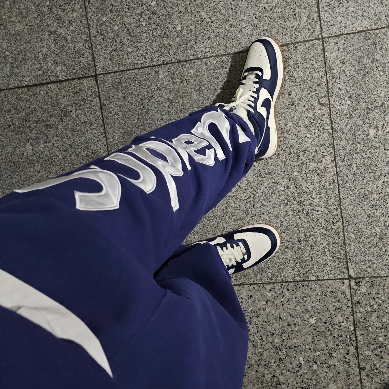Nike Air Force 1 '07 LV8 Midnight Navy 착용 스타일