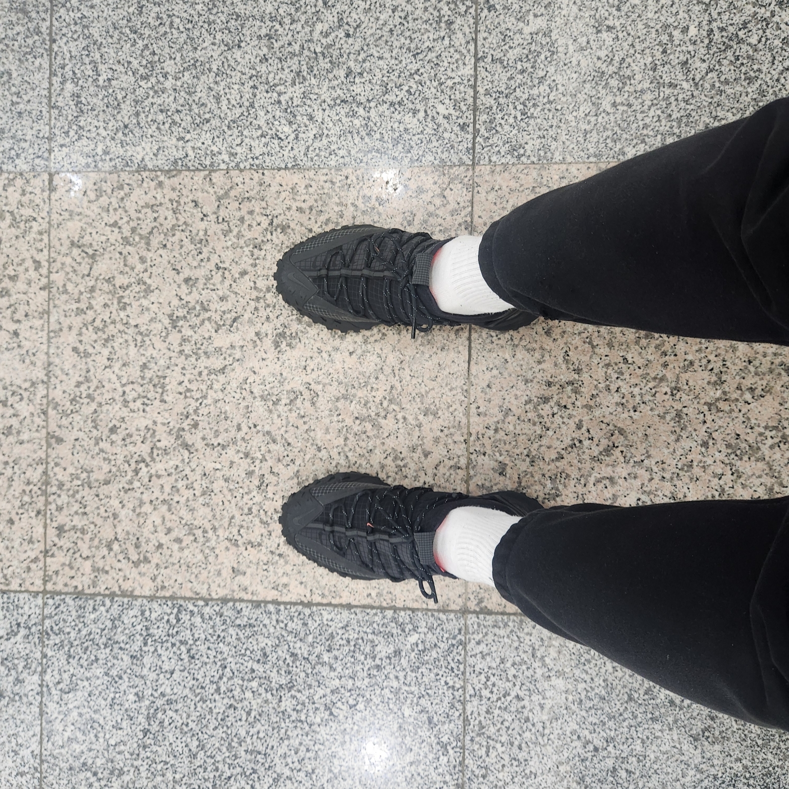 Nike ACG Mountain Fly Low Anthracite 착용 스타일 - 1