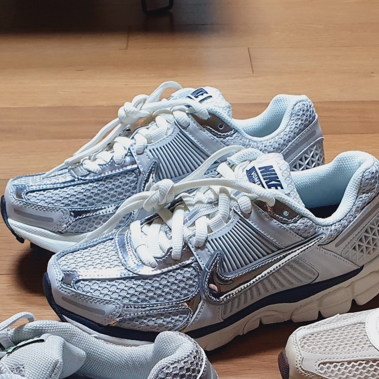 (W) Nike Zoom Vomero 5 Photon Dust and Metallic Silver 착용 스타일 - 2