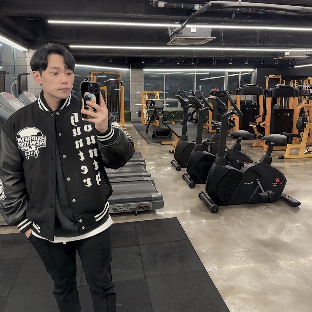 Supreme x Bounty Hunter Varsity Jacket Black - 23FW 착용 스타일