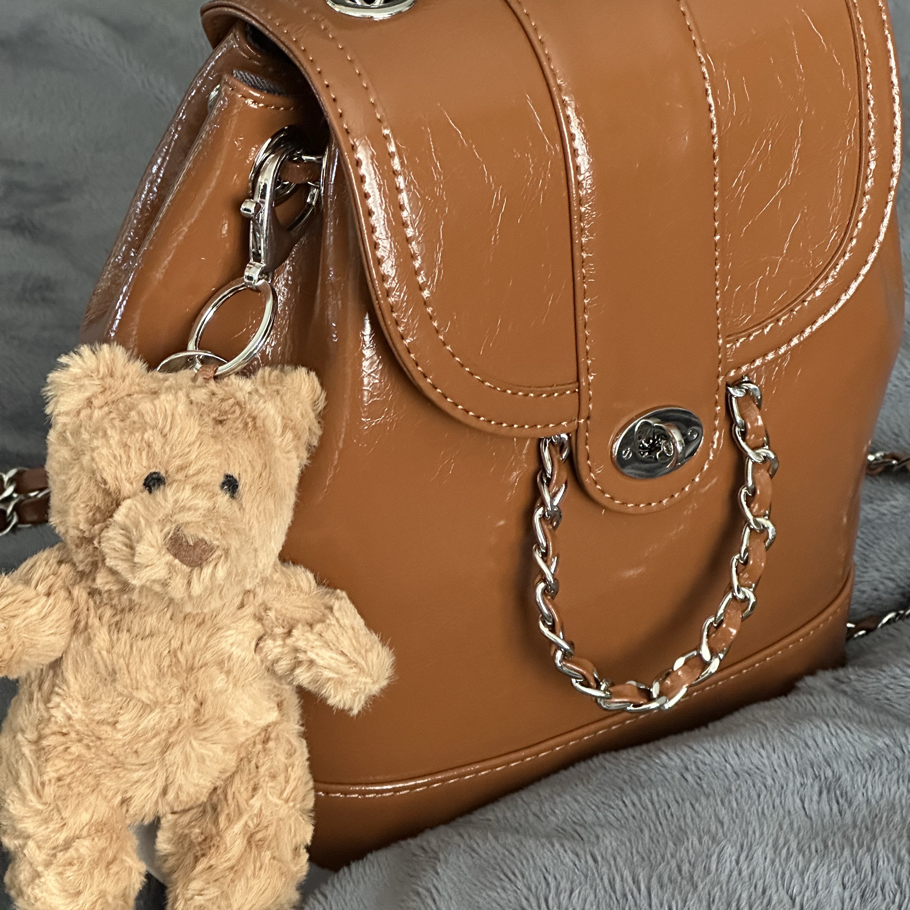 Jellycat Bartholomew Bear Bag Charm Brown 착용 스타일