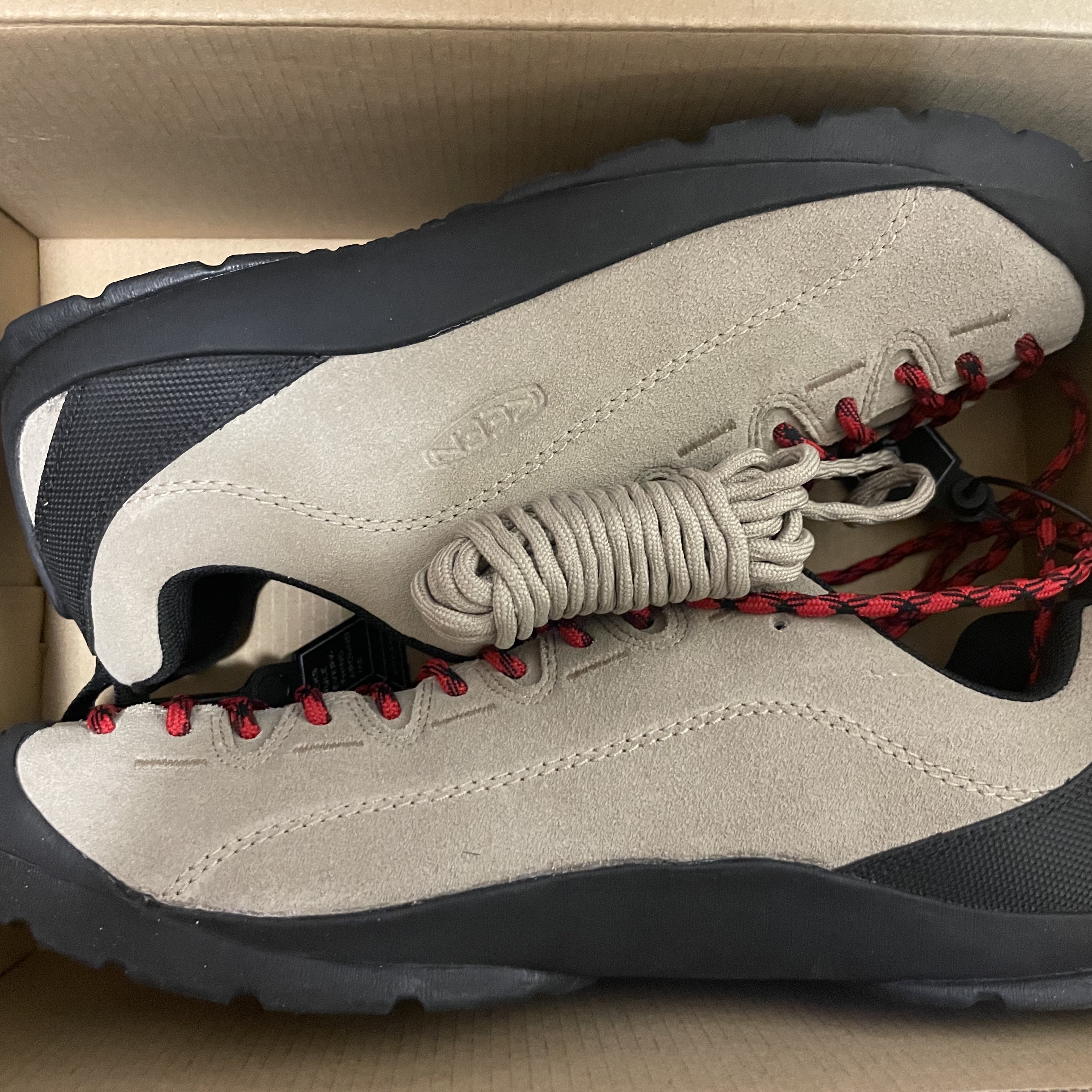 Keen Jasper Suede Sneakers Silver Mink 착용 스타일