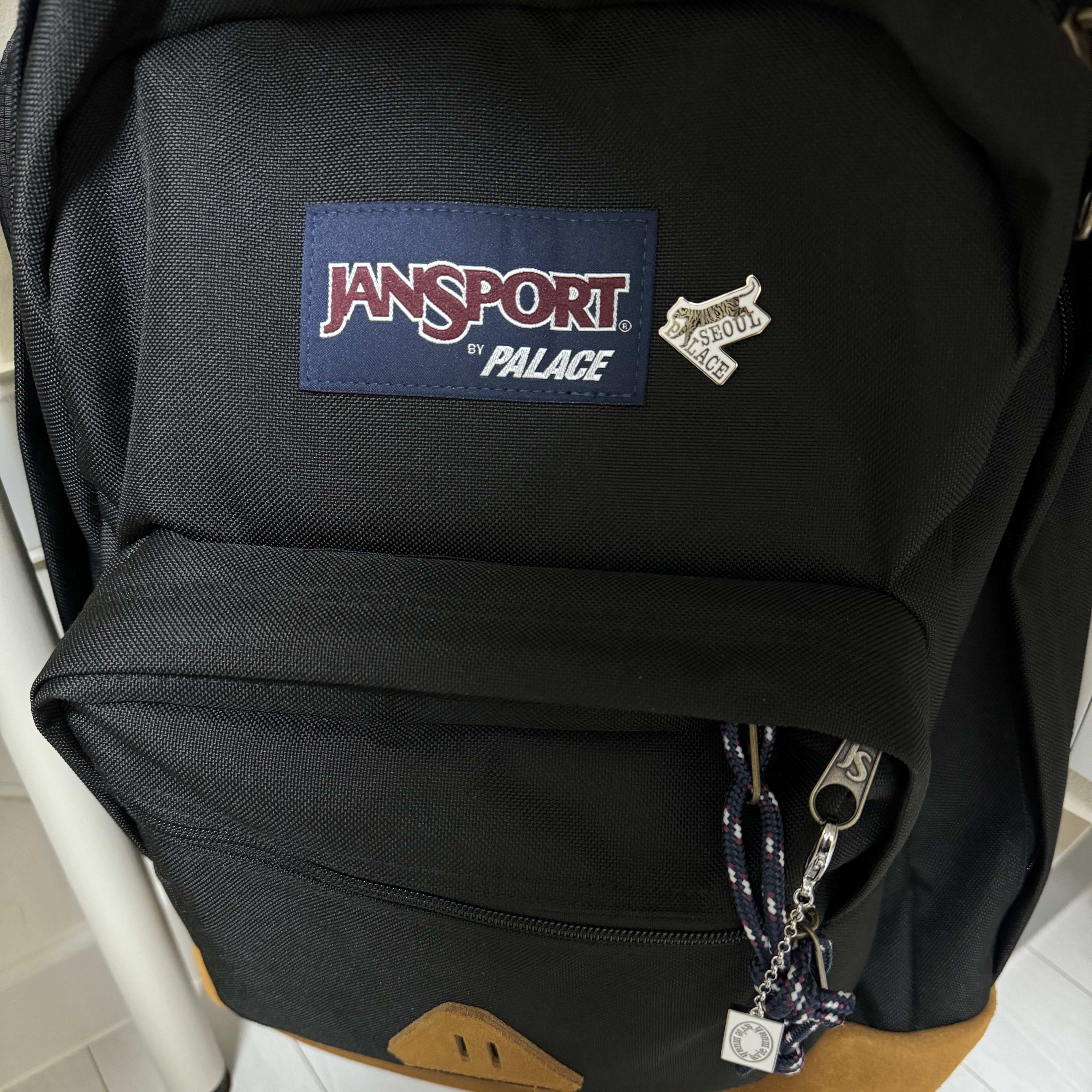 Palace Korea Pin Silver - 24SS, Palace x Jansport Right Pack Black - 23FW 착용 스타일