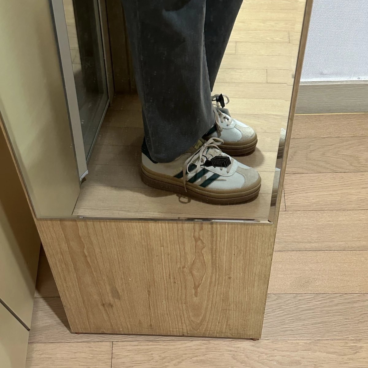 (W) Adidas Gazelle Bold Cream White Collegiate Green 착용 스타일 - 1