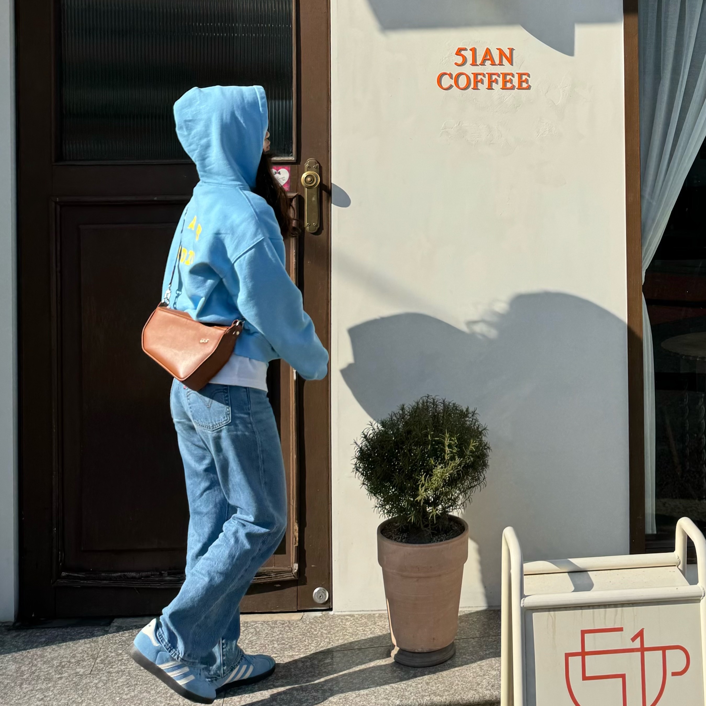 IAB Studio Hoodie Sky Blue Lemon, IAB Studio 10th Anniversary T-Shirts Pack White & Black (2 Pack) 착용 스타일 - 2