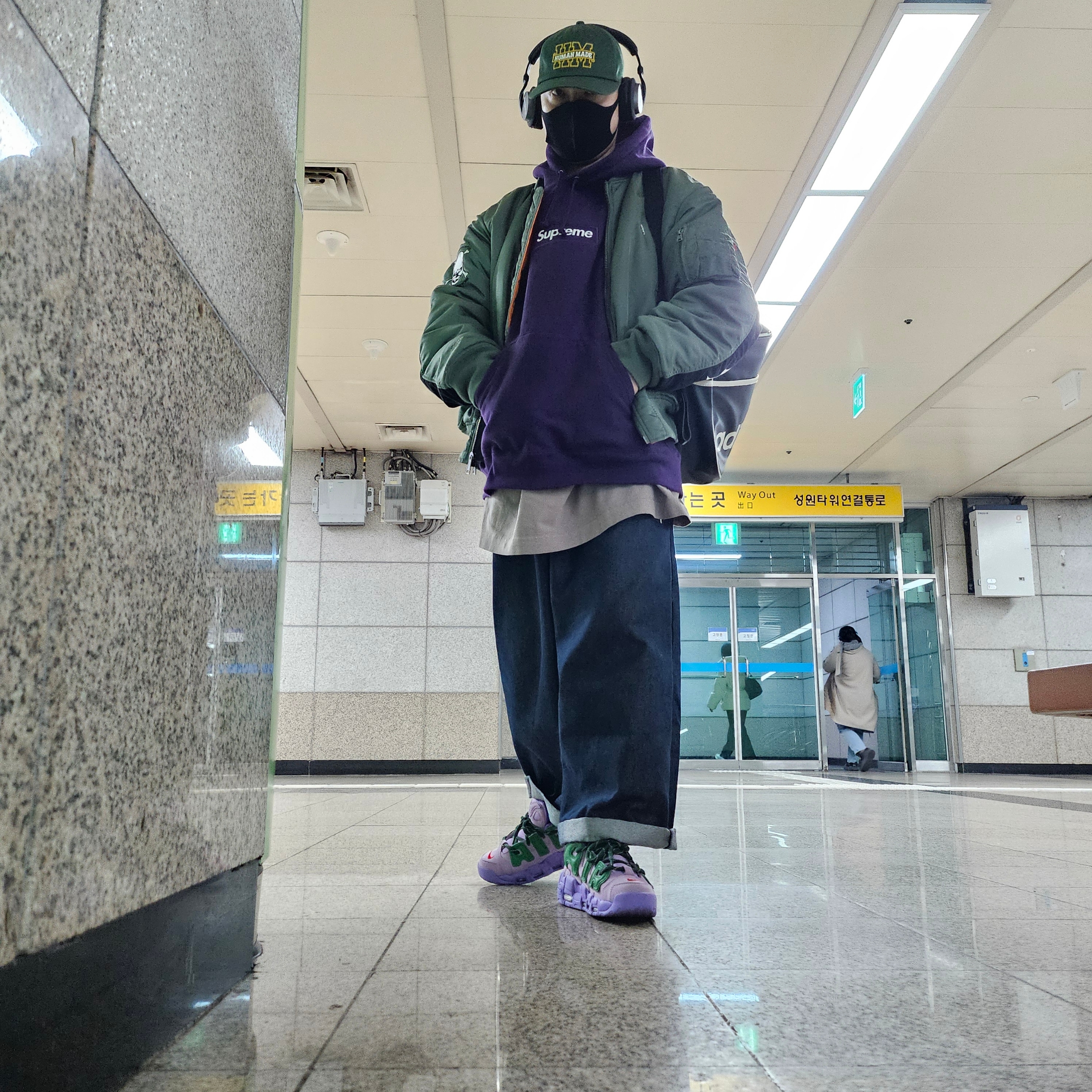 Yeezy Gap Engineered By Balenciaga Dove 3/4 Sleeve T-Shirt Beige, Supreme x Bounty Hunter MA-1 Jacket Olive - 23FW 착용 스타일 - 3