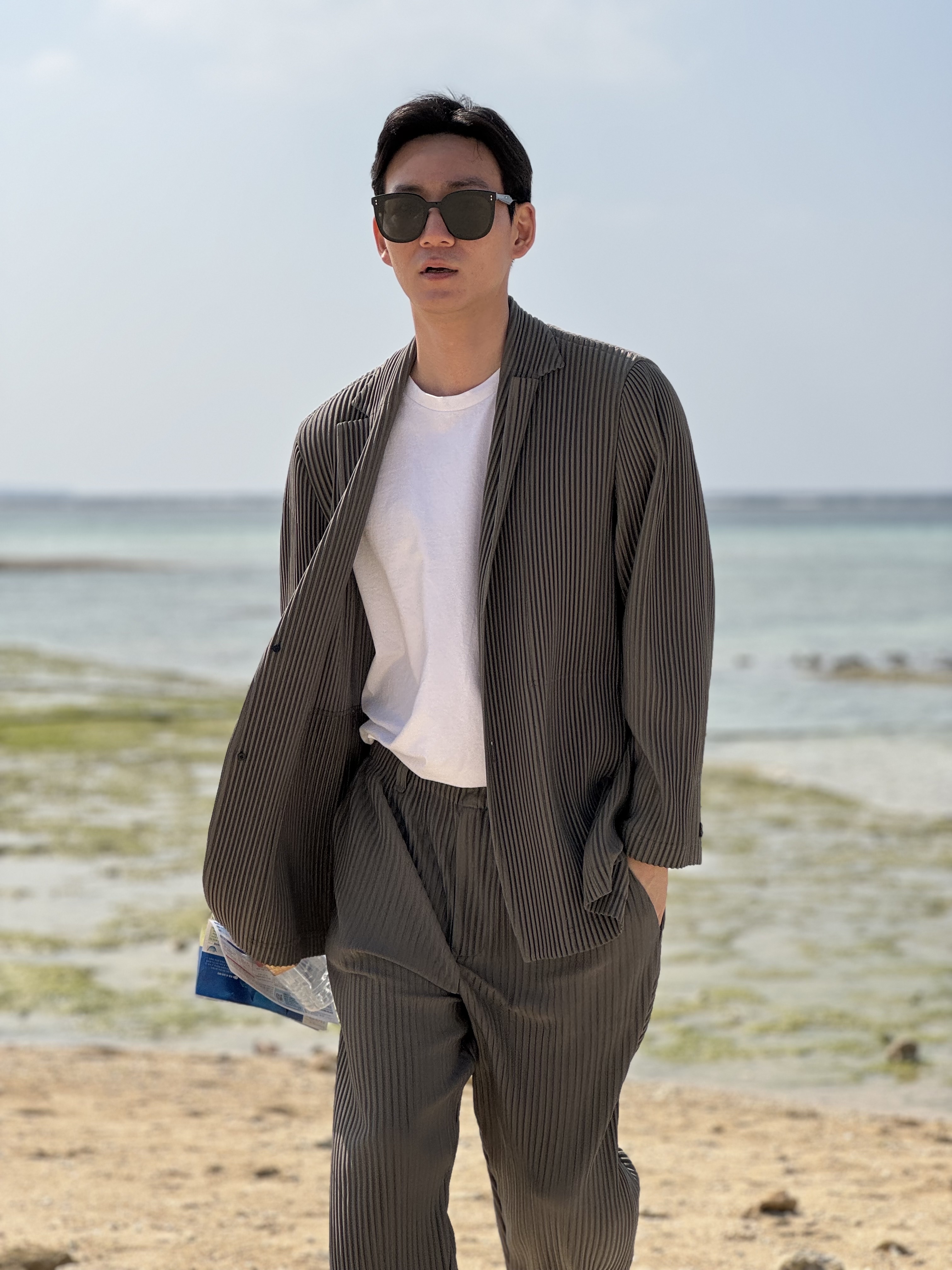 Homme Plisse Issey Miyake Straight Basics Pants Light Grey, Homme Plisse Issey Miyake Basics Cardigan Light Grey 착용 스타일 - 1