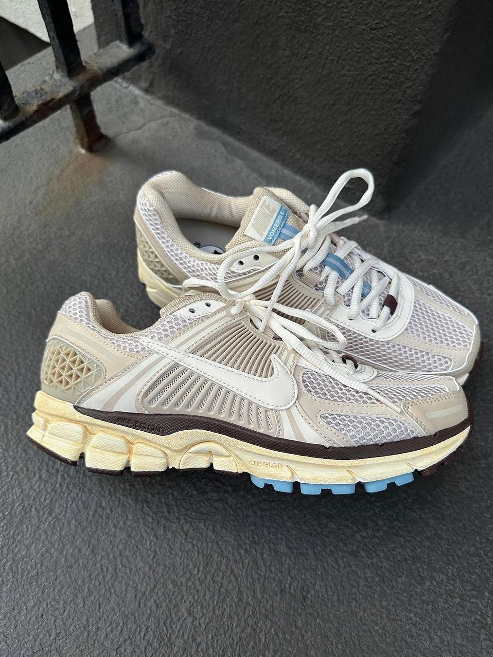 Nike Zoom Vomero 5 SP Vast Grey 2023, (W) Nike Zoom Vomero 5 Cobblestone and Flat Pewter 착용 스타일 - 4