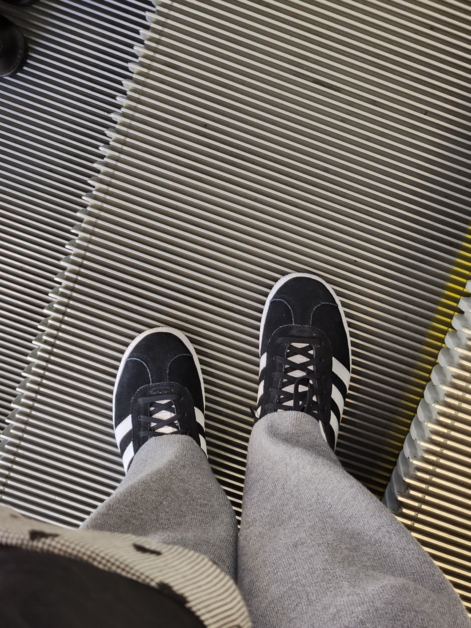 (J) Adidas Gazelle Core Black Cloud White 착용 스타일