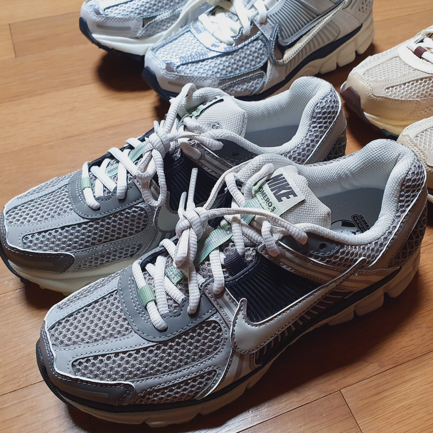 (W) Nike Zoom Vomero 5 Cobblestone and Flat Pewter 착용 스타일