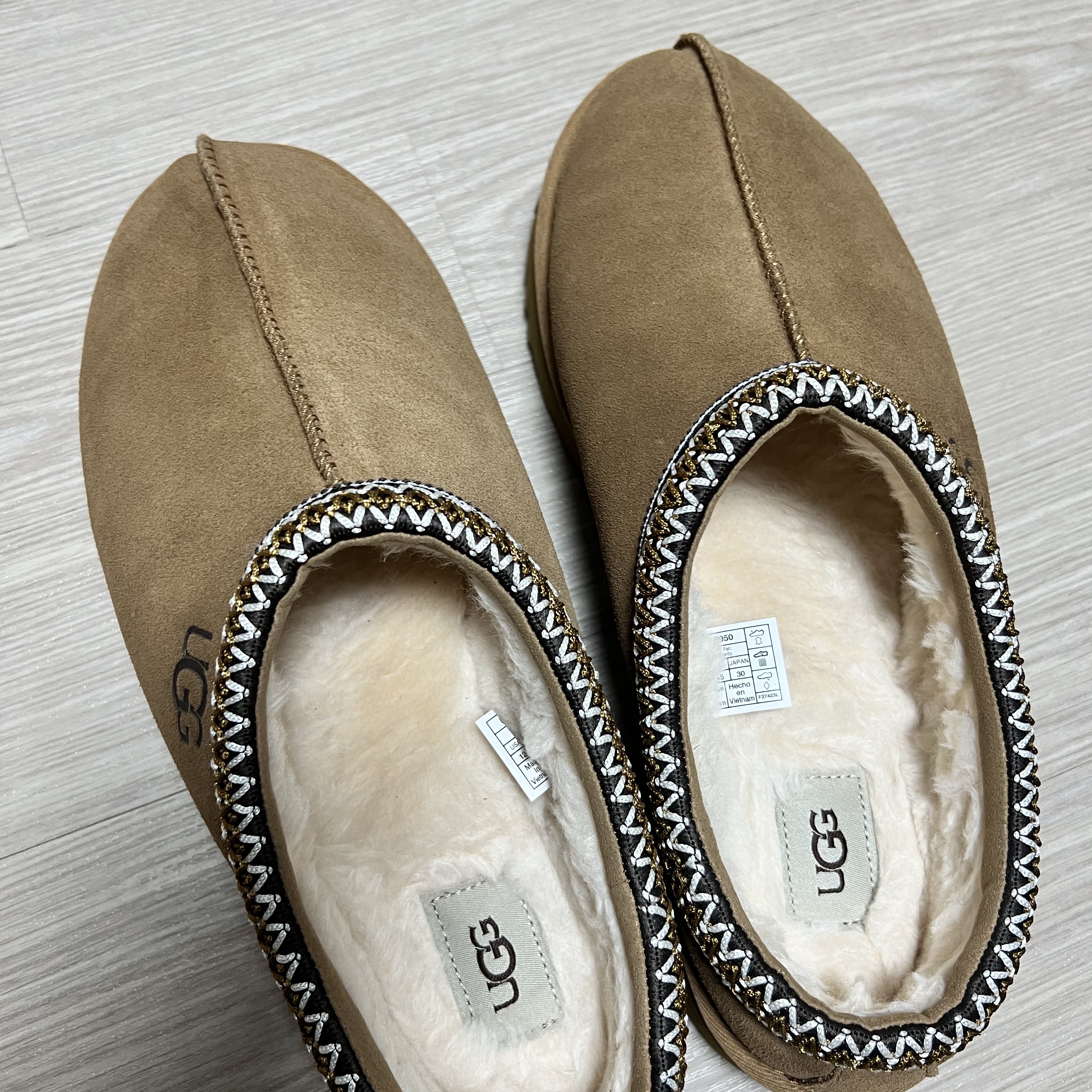 UGG Tasman Slipper Chestnut 착용 스타일