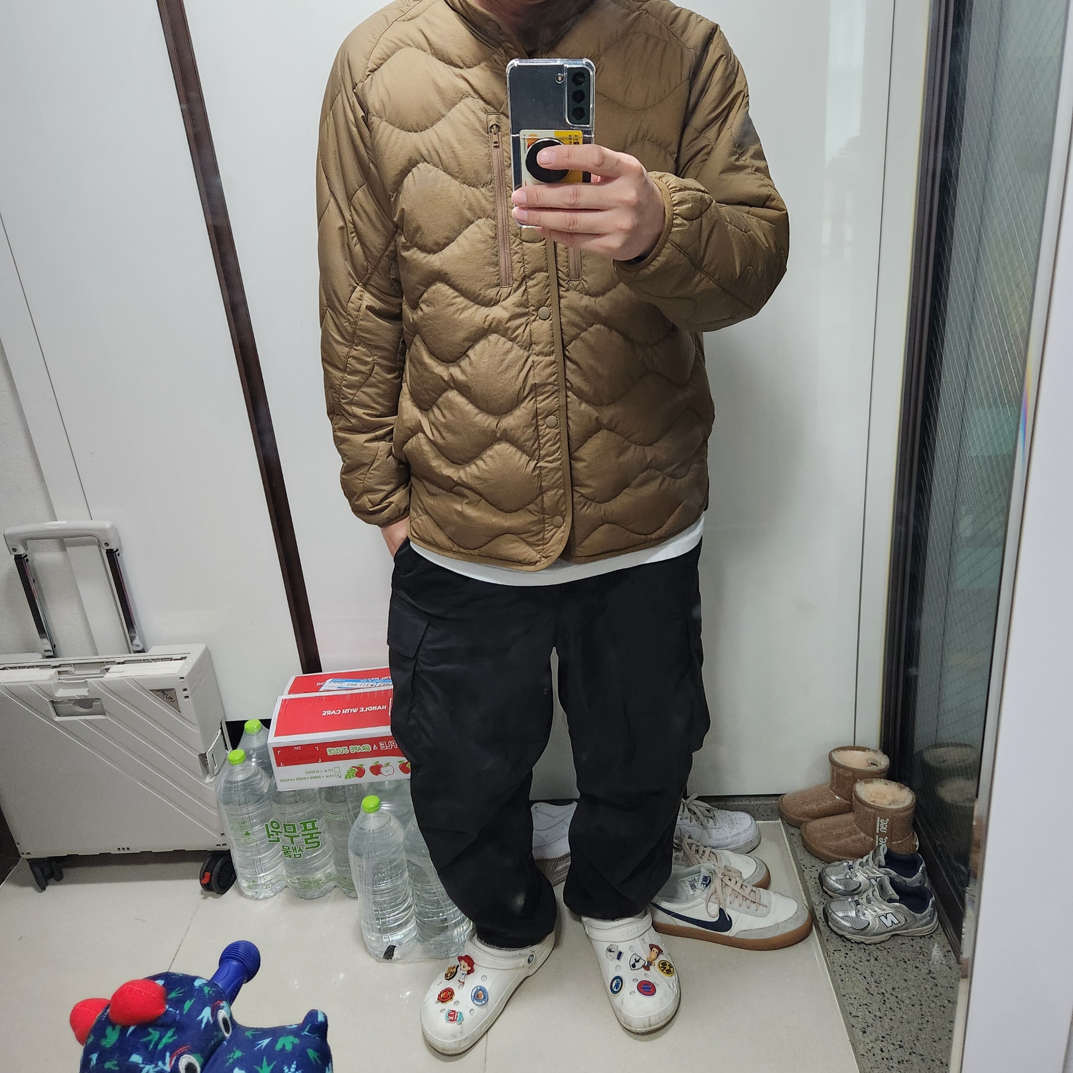 Uniqlo x White Mountaineering Recycled Hybrid Down Jacket Brown 착용 스타일 - 3