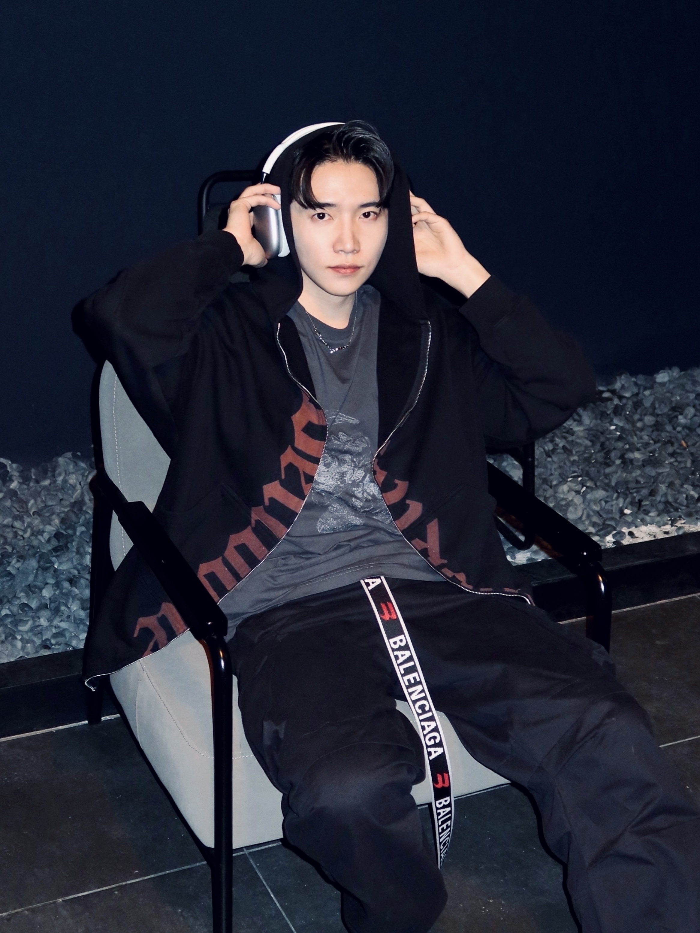 Balenciaga D Ring Belt Grey Red, Apple AirPods Max Lightning Silver (Korean Ver.) 착용 스타일 - 1