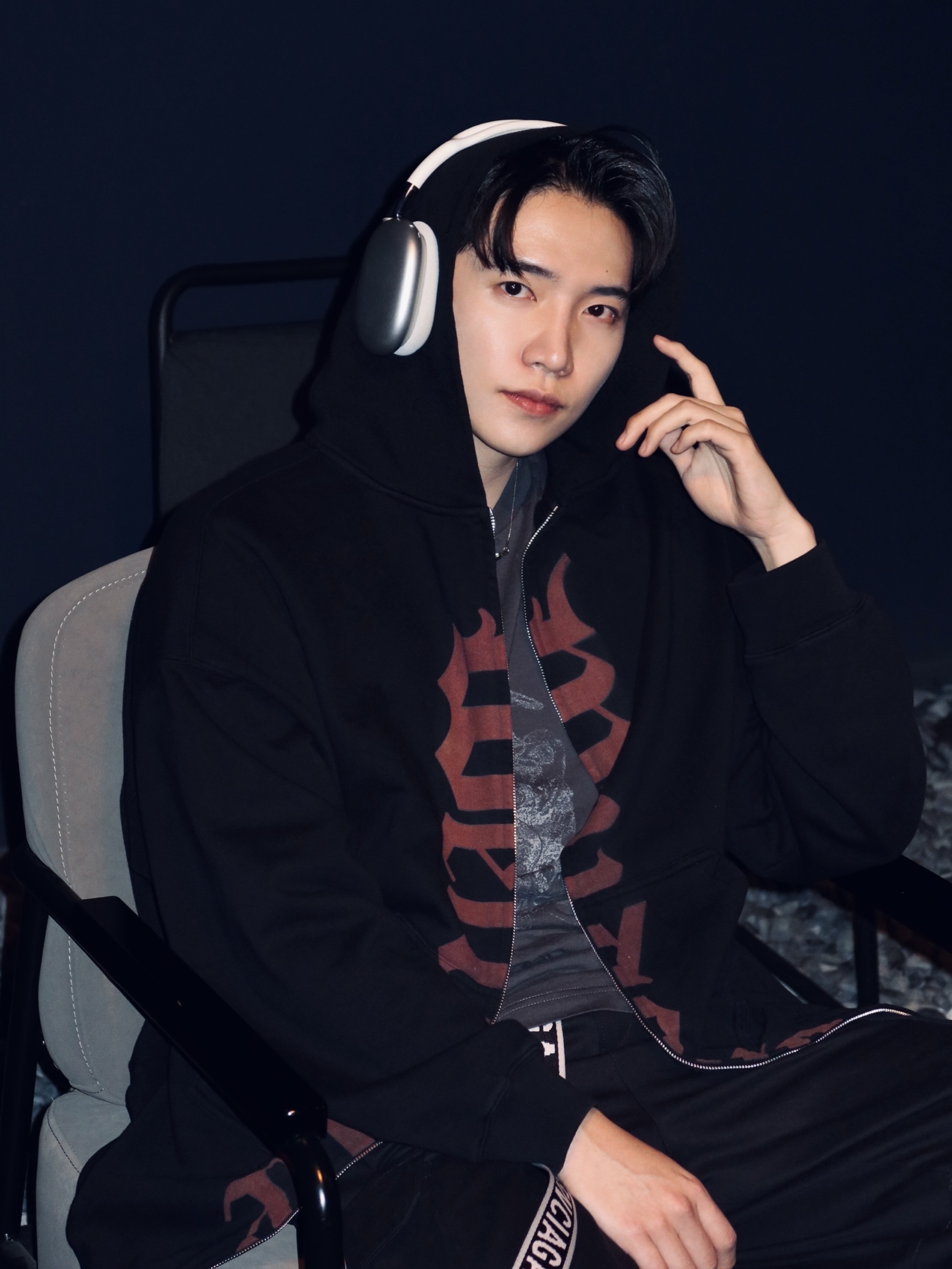 Balenciaga D Ring Belt Grey Red, Apple AirPods Max Lightning Silver (Korean Ver.) 착용 스타일 - 5