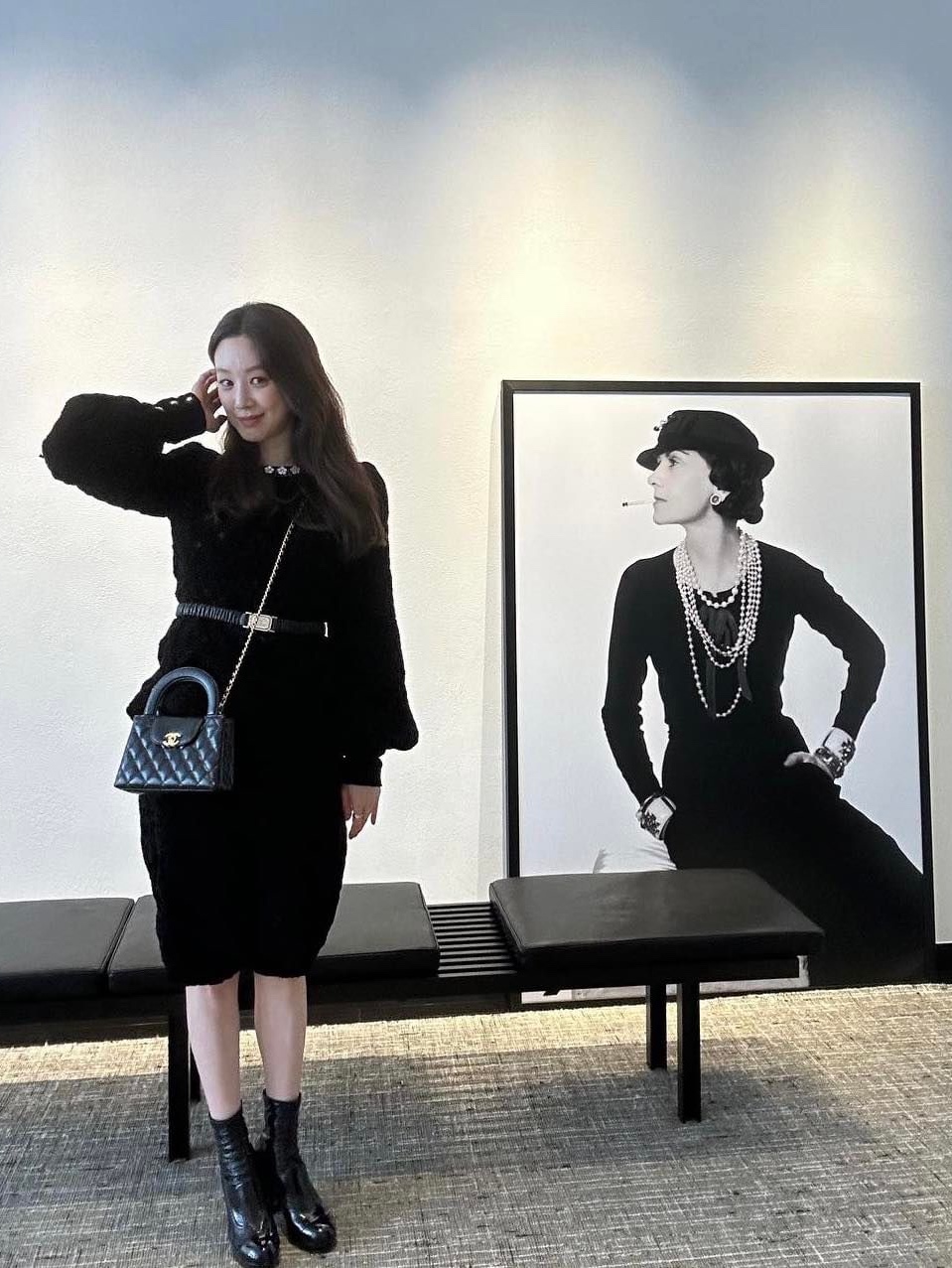 Chanel Mini Shopping Bag Shiny Aged Calfskin & Gold Black, Chanel Mini Shopping Bag Shiny Aged Calfskin & Gold White 착용 스타일 - 3