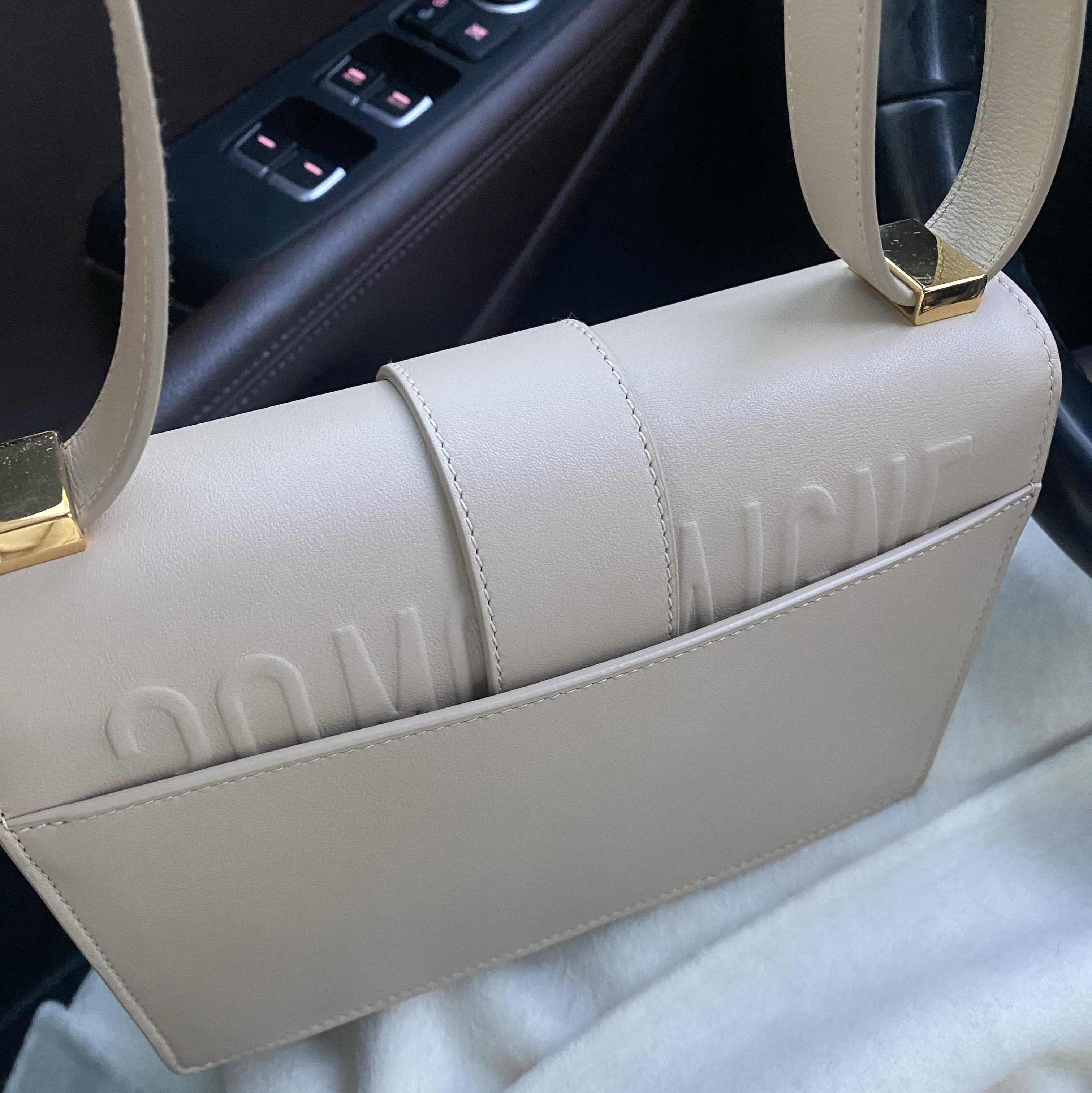 Dior Small 30 Montaigne Bag Calfskin Dusty Ivory 착용 스타일 - 3