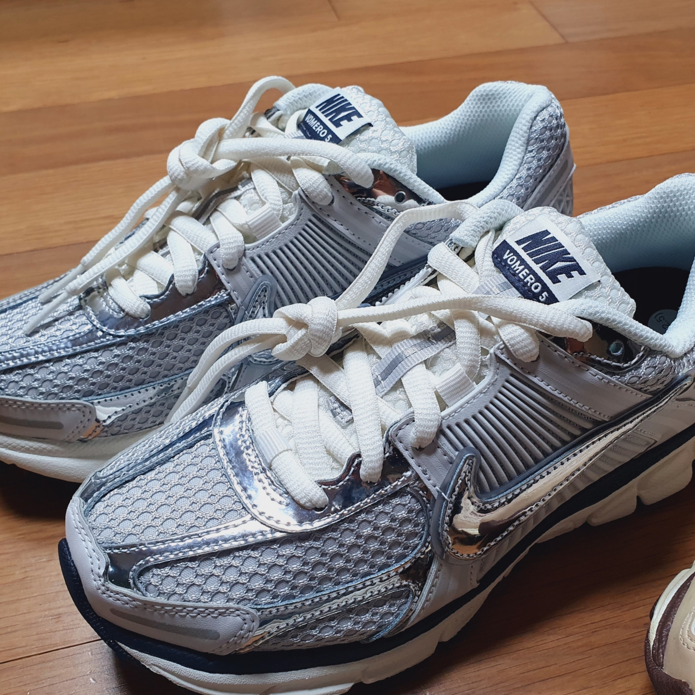 (W) Nike Zoom Vomero 5 Photon Dust and Metallic Silver 착용 스타일 - 1