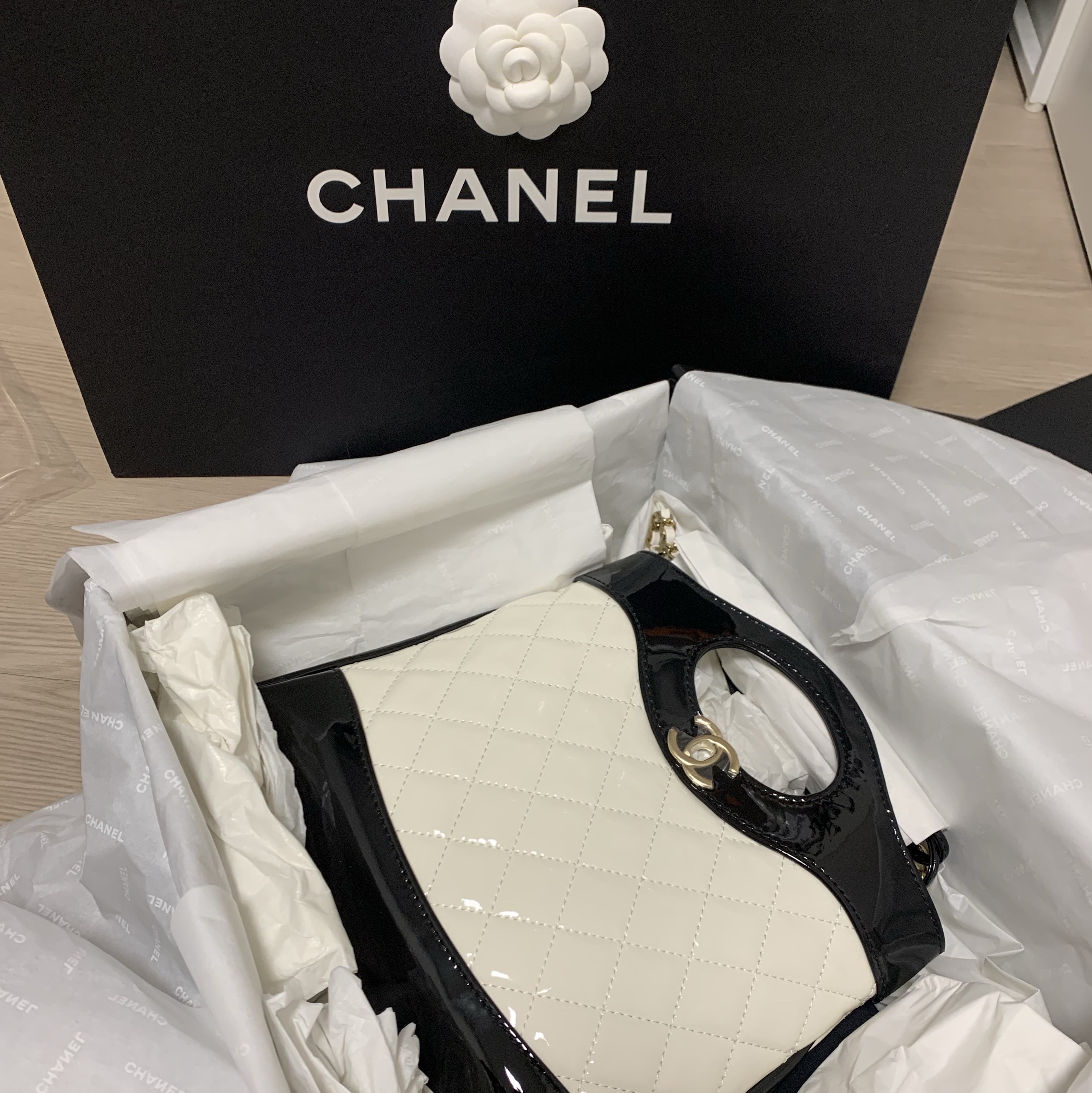 Chanel 31 Mini Shopping Bag Patent Calfskin & Gold Burgundy Black 착용 스타일