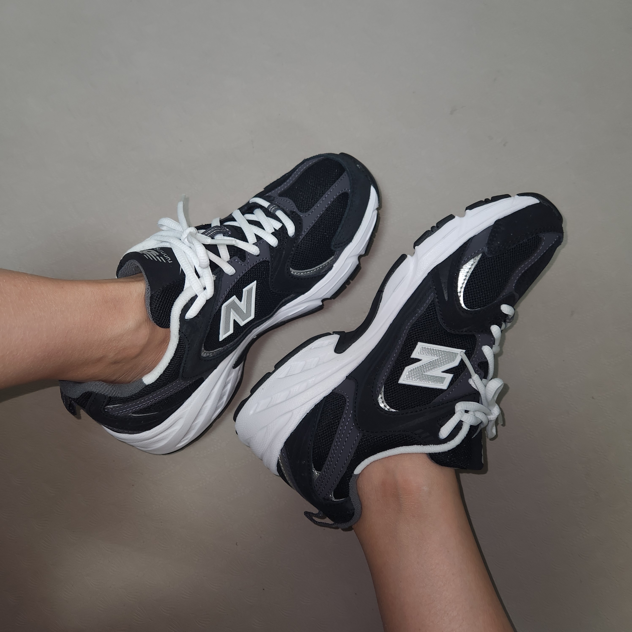 New Balance 530 Classic Black 착용 스타일 - 1
