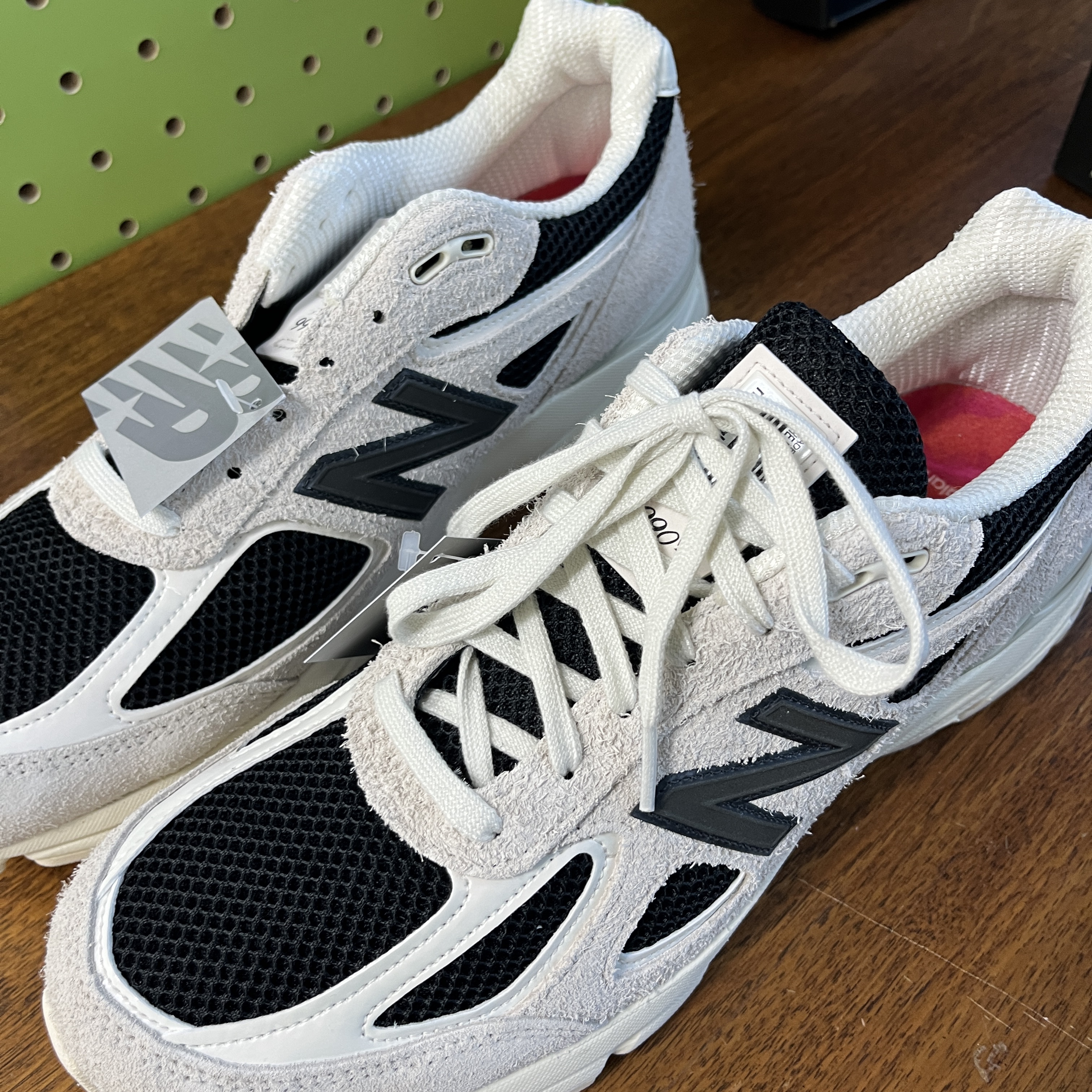 New Balance x Joe Freshgoods 990v4 Made in USA White Black 착용 스타일 - 1