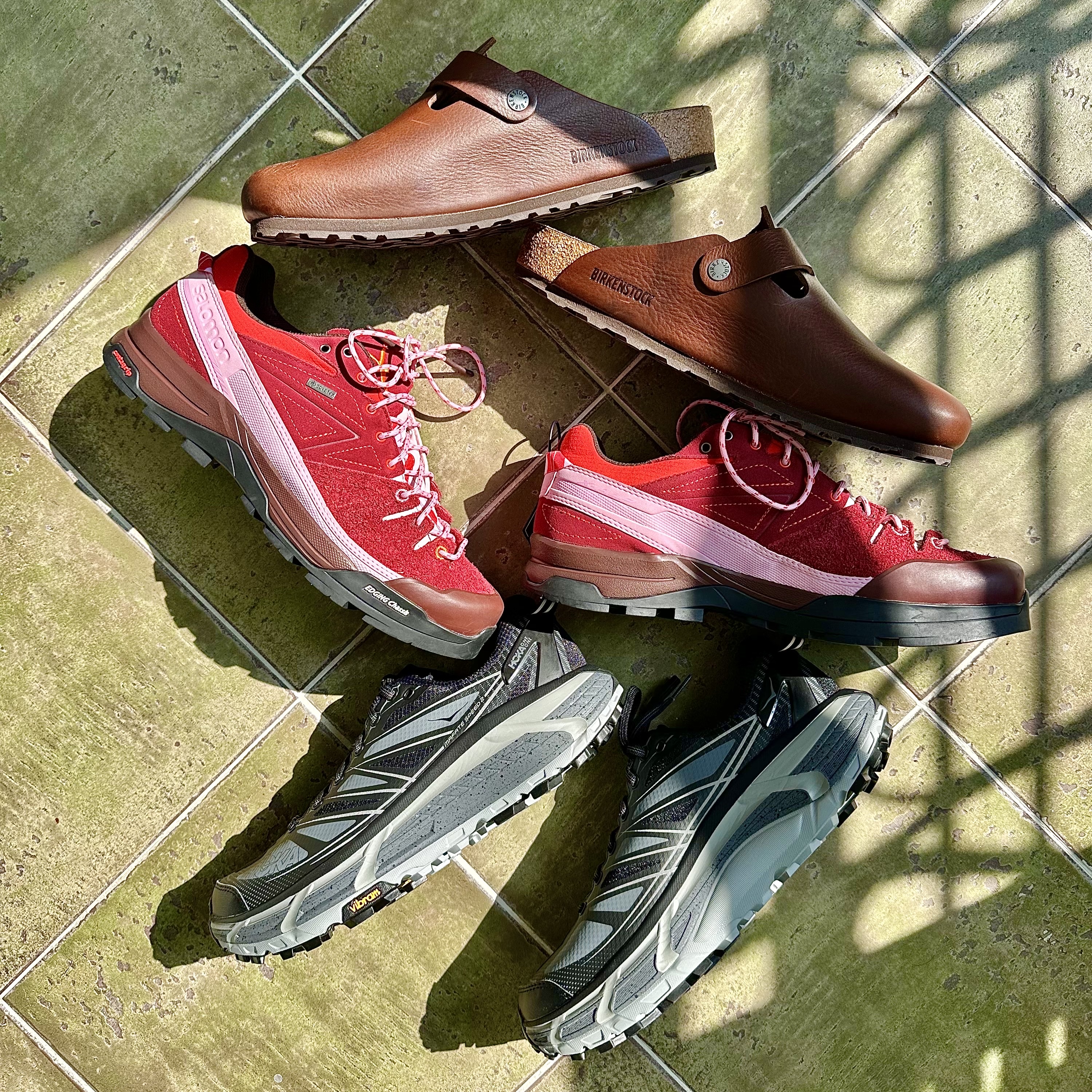 Salomon x The Broken Arm X-Alpages GTX Biking Red, Hoka Mafate Speed 2 Black Castlerock 착용 스타일