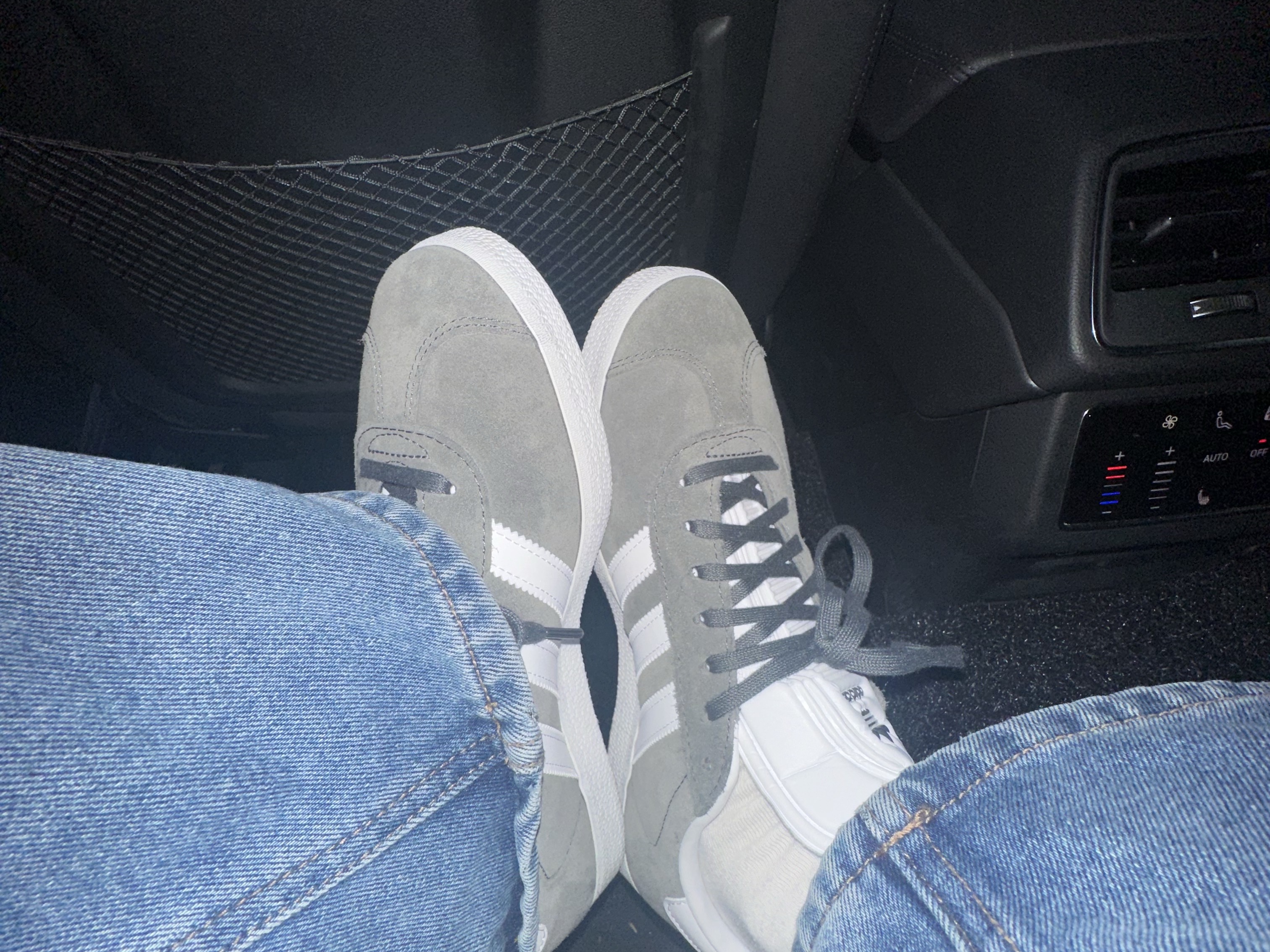 Adidas Gazelle Solid Grey 착용 스타일