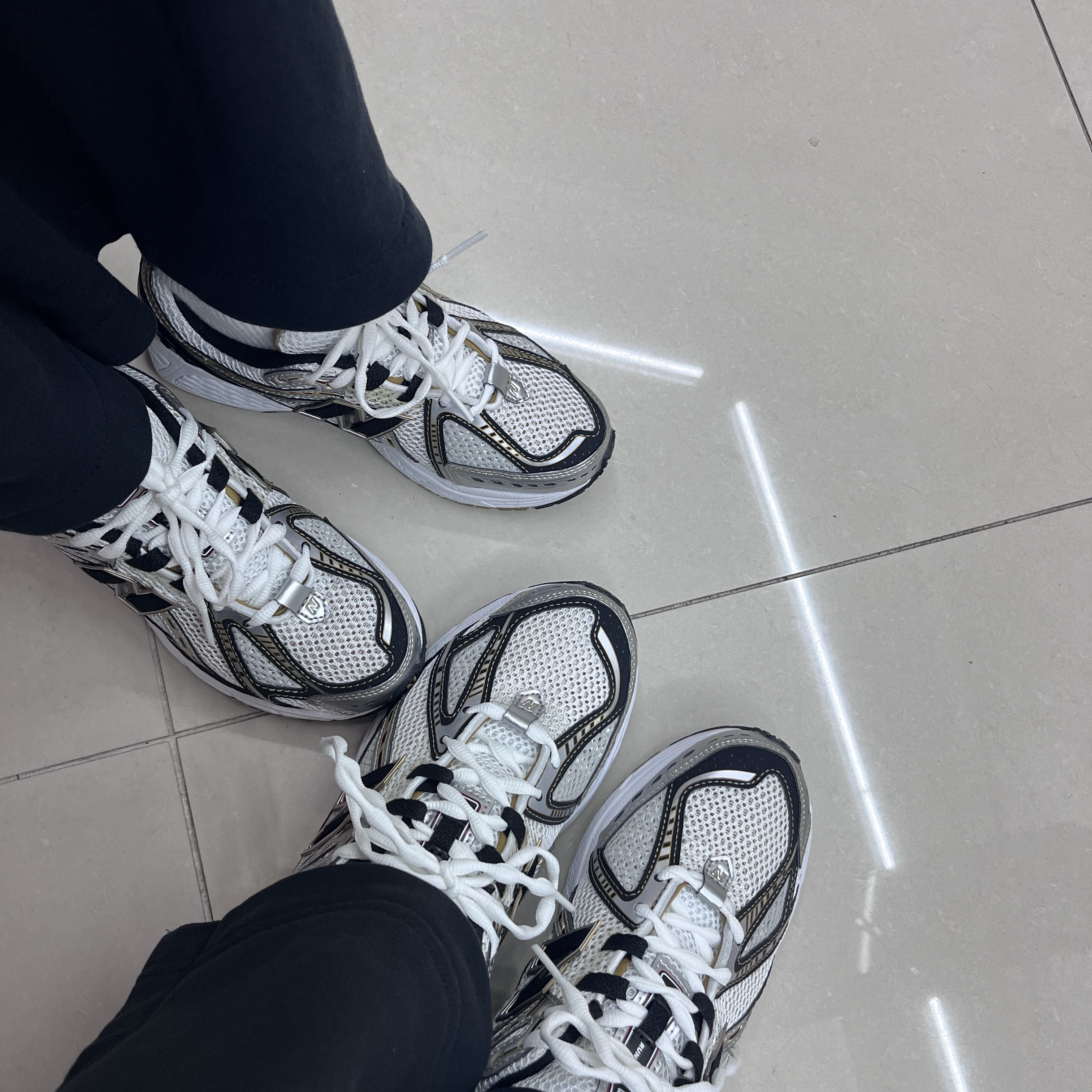 New Balance 1906R White Gold 착용 스타일