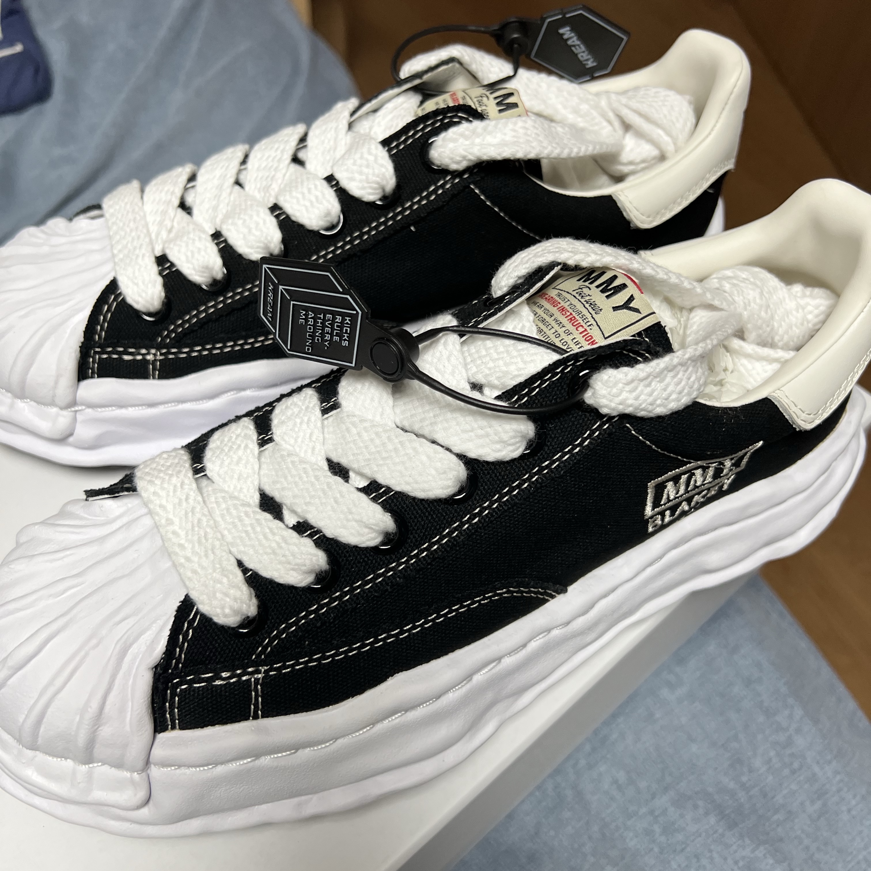 Maison Mihara Yasuhiro Blakey OG Sole Canvas Low-top Sneakers Black White 착용 스타일 - 2