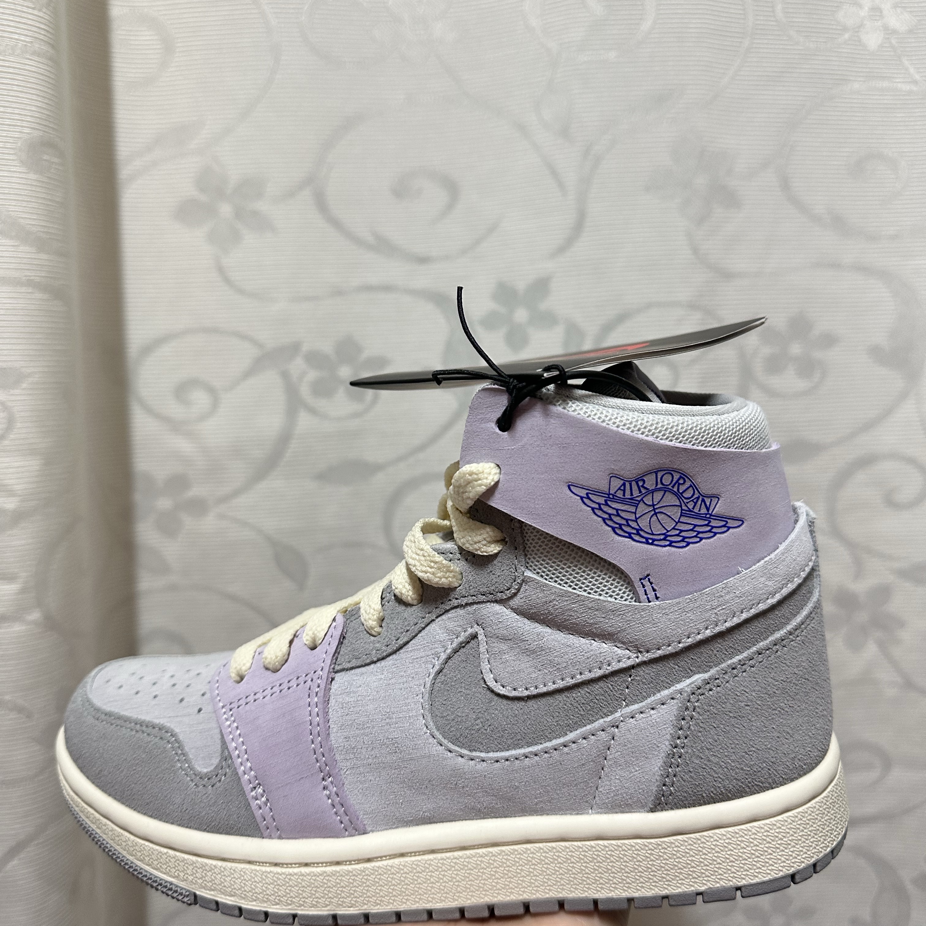 (W) Jordan 1 Zoom Air CMFT 2 Light Smoke Grey and Barely Grape 착용 스타일 - 2