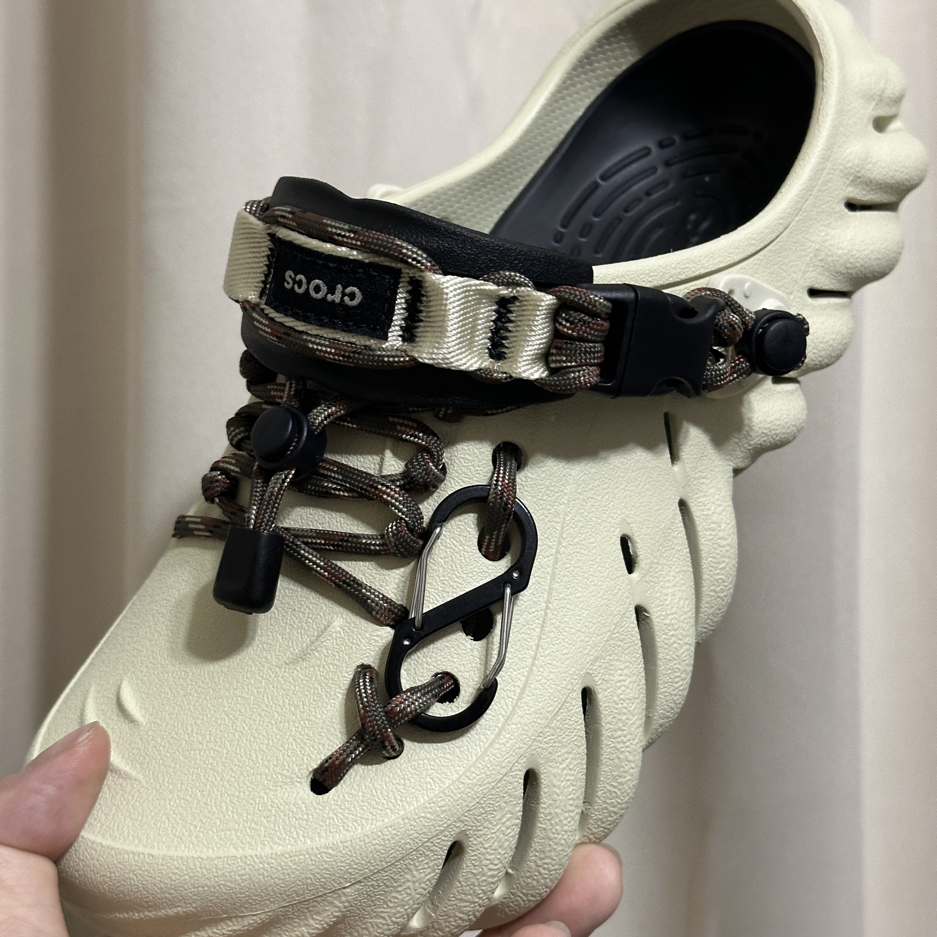 Crocs Echo Clog Bone Black 착용 스타일 - 3