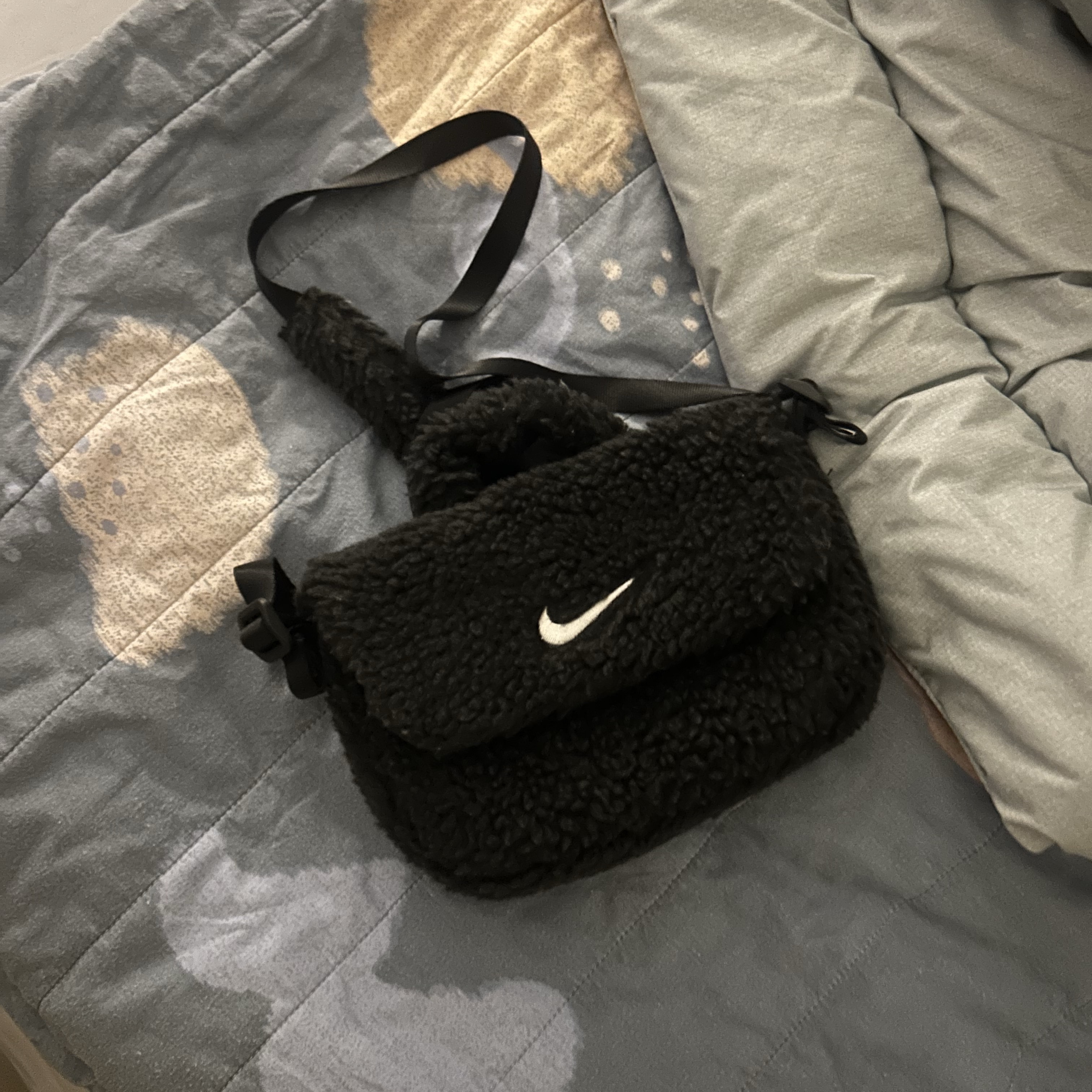 (Kids) Nike NSW Faux Fur Crossbody Bag Black 착용 스타일