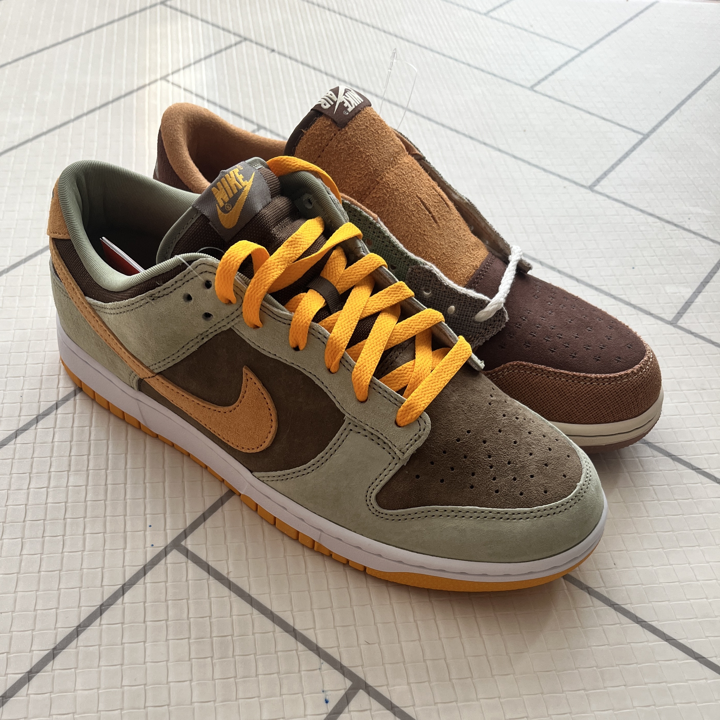 Nike Dunk Low SE Dusty Olive, Jordan 1 x Zion Williamson Retro Low OG Flax and Oil Green 착용 스타일 - 3
