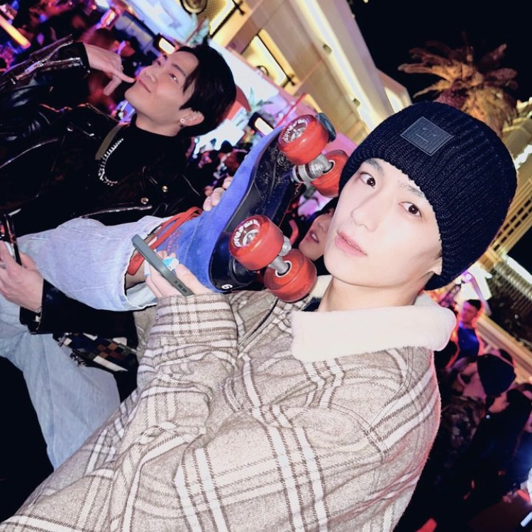Acne Studios Small Face Logo Beanie Black 착용 스타일