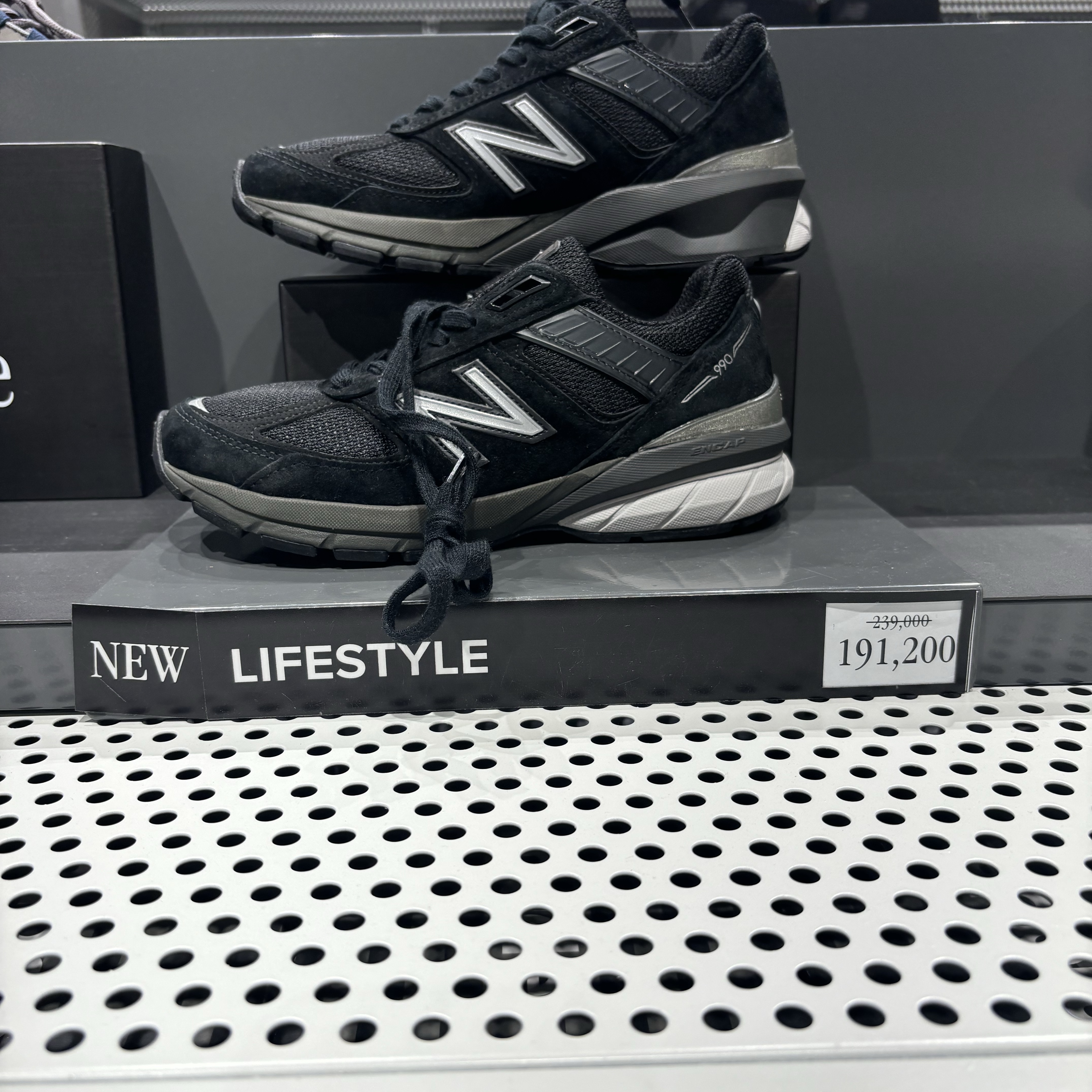 New Balance 990v5 Made in USA Black - D Standard 착용 스타일 - 2
