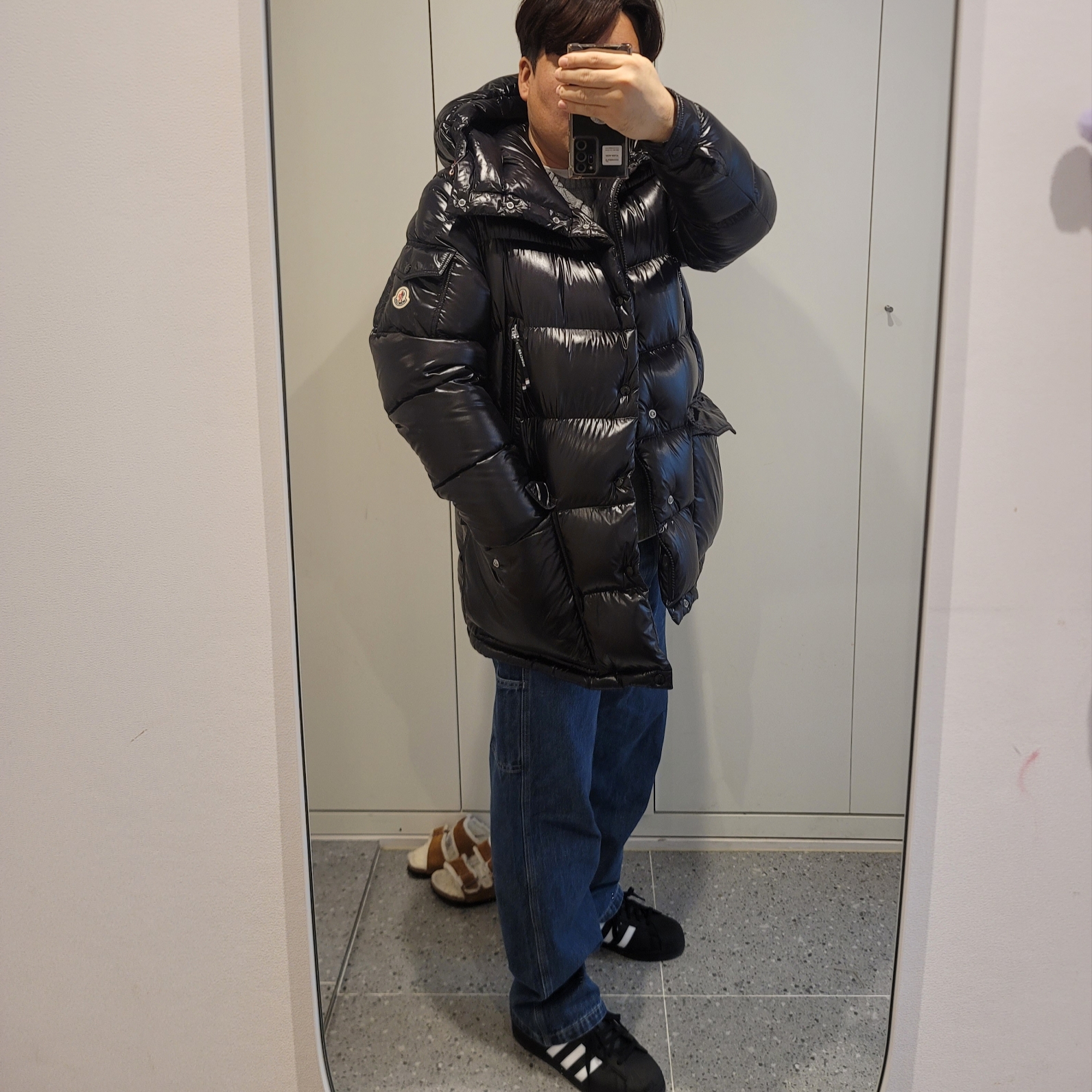 Adidas Superstar Core Black White 착용 스타일 - 1