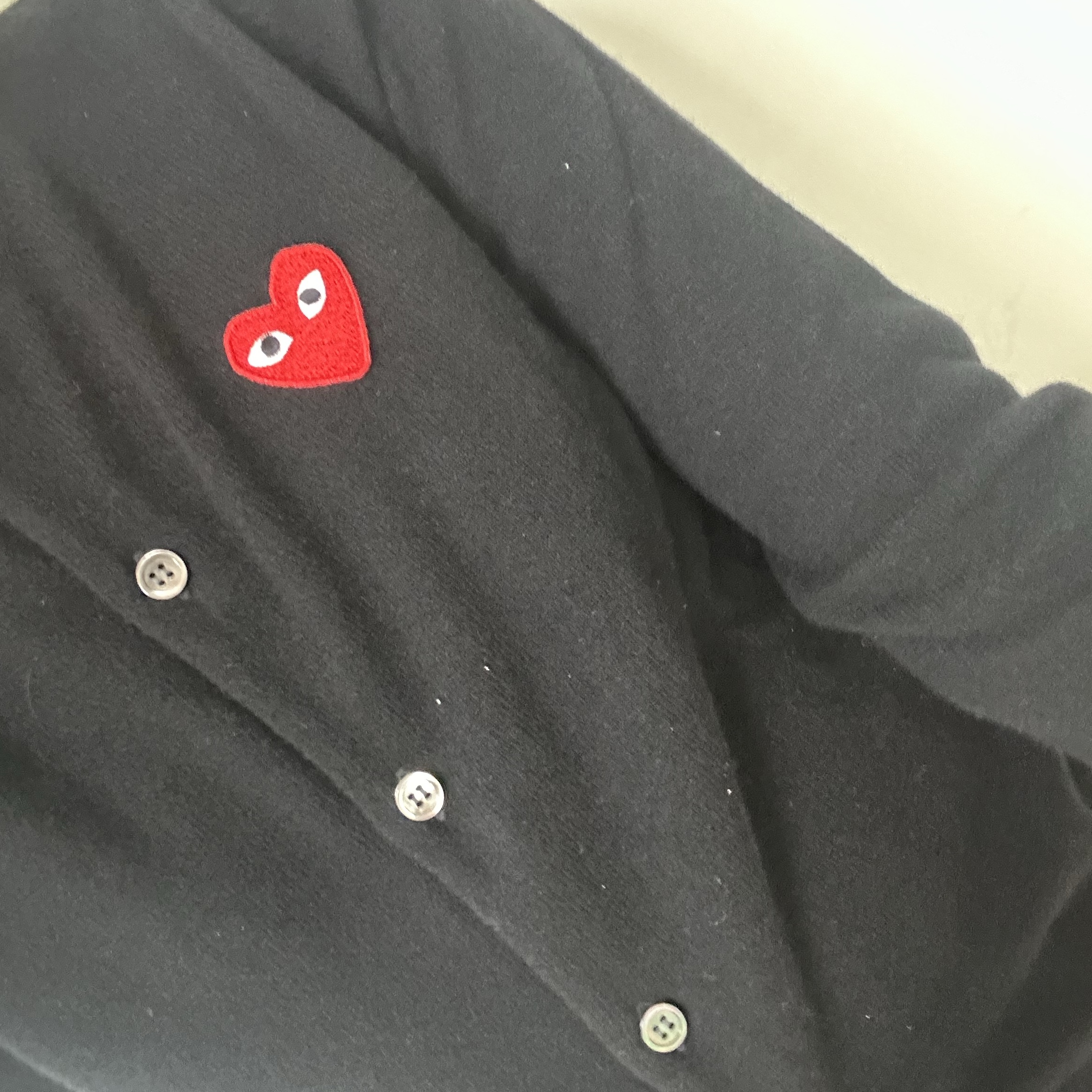 (W) Play Comme des Garcons Red Heart Knit Cardigan Black 착용 스타일 - 2