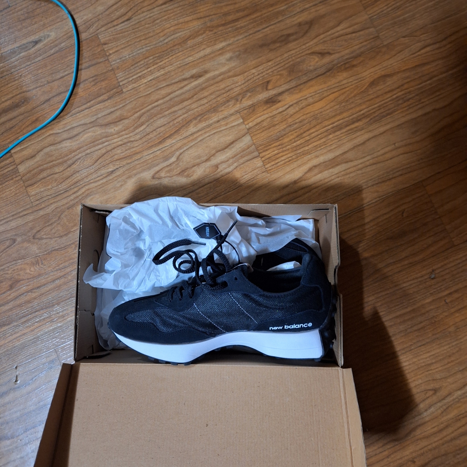 New Balance 327 Black White 착용 스타일
