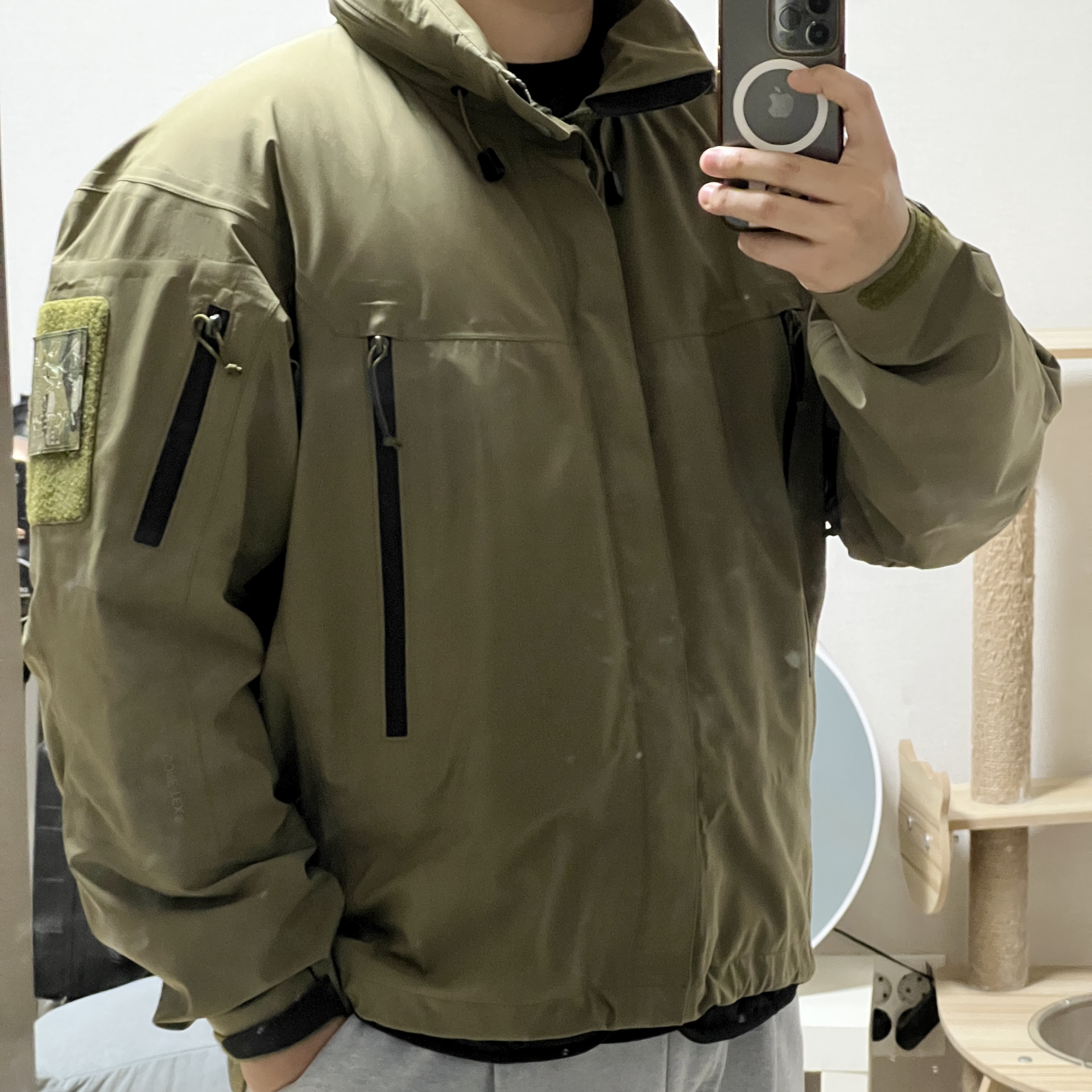 Arc'teryx LEAF Alpha Jacket Gen 2 Crocodile 착용 스타일