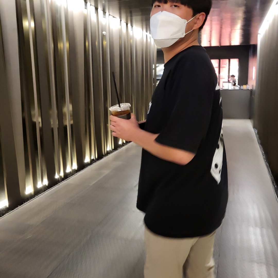 Stussy Fuzzy Dice T-Shirt Black 착용 스타일