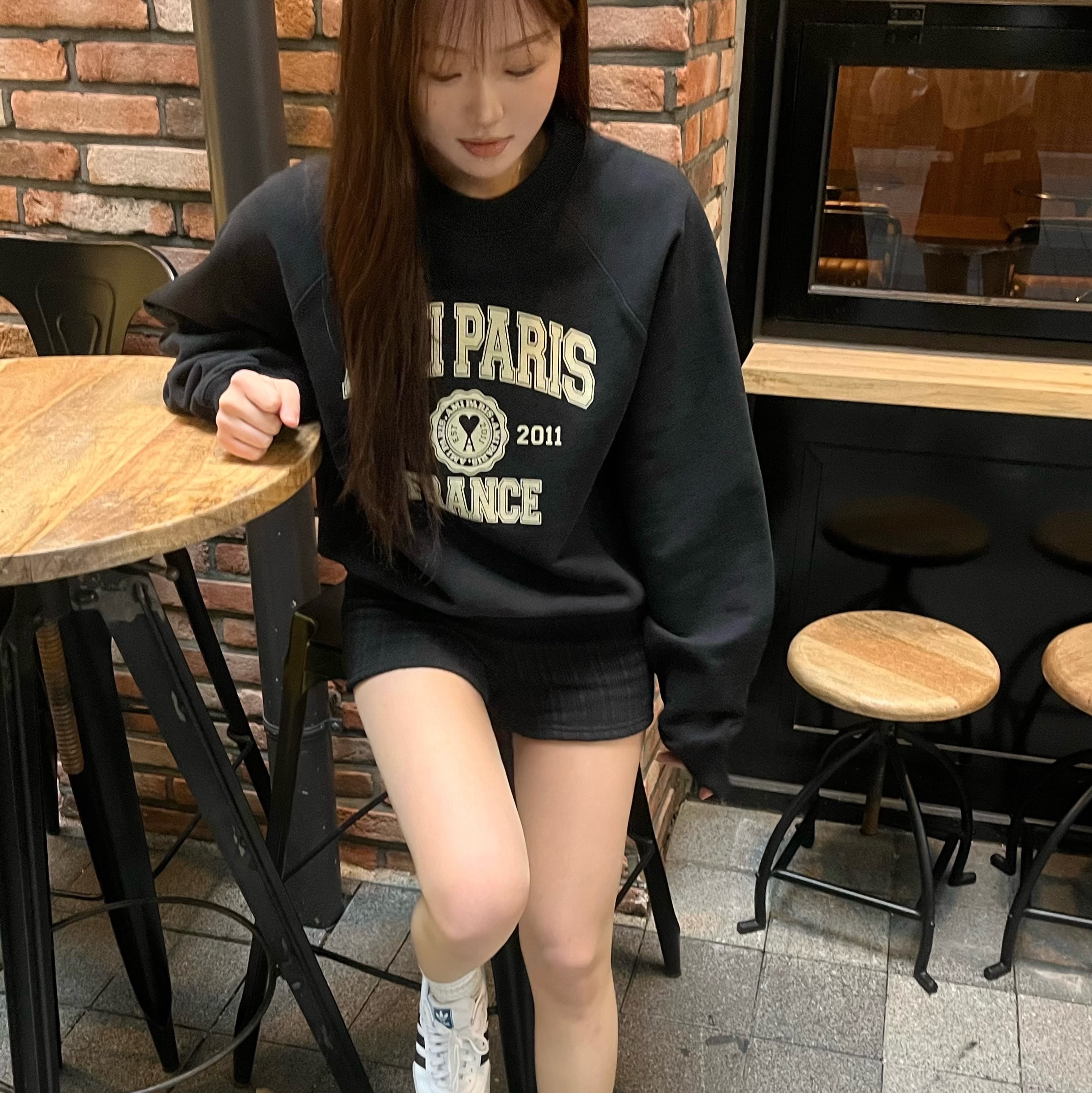 AMI Paris France Sweatshirt Black, Adidas Samba OG Cloud White 착용 스타일 - 2