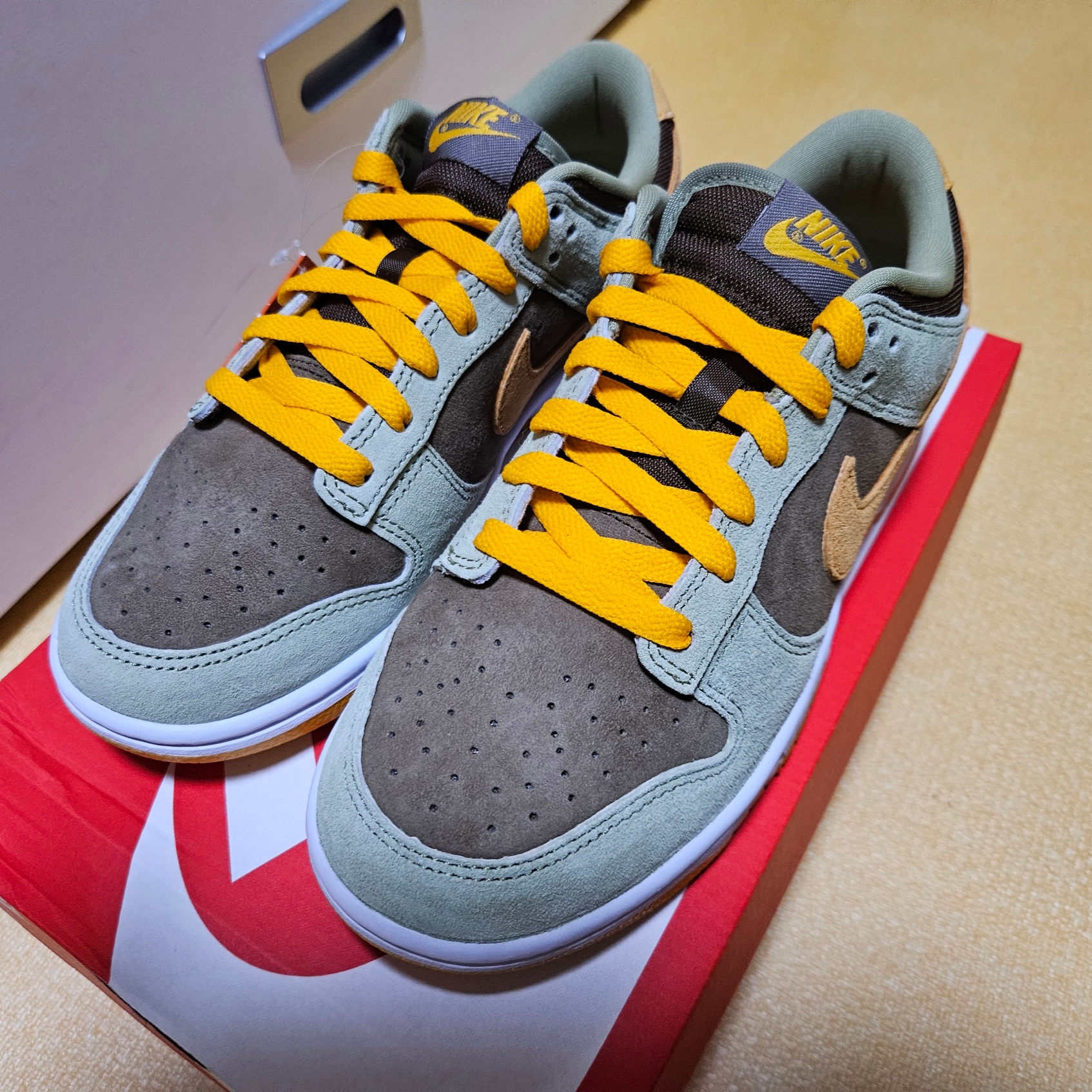 Nike Dunk Low SE Dusty Olive 착용 스타일 - 2