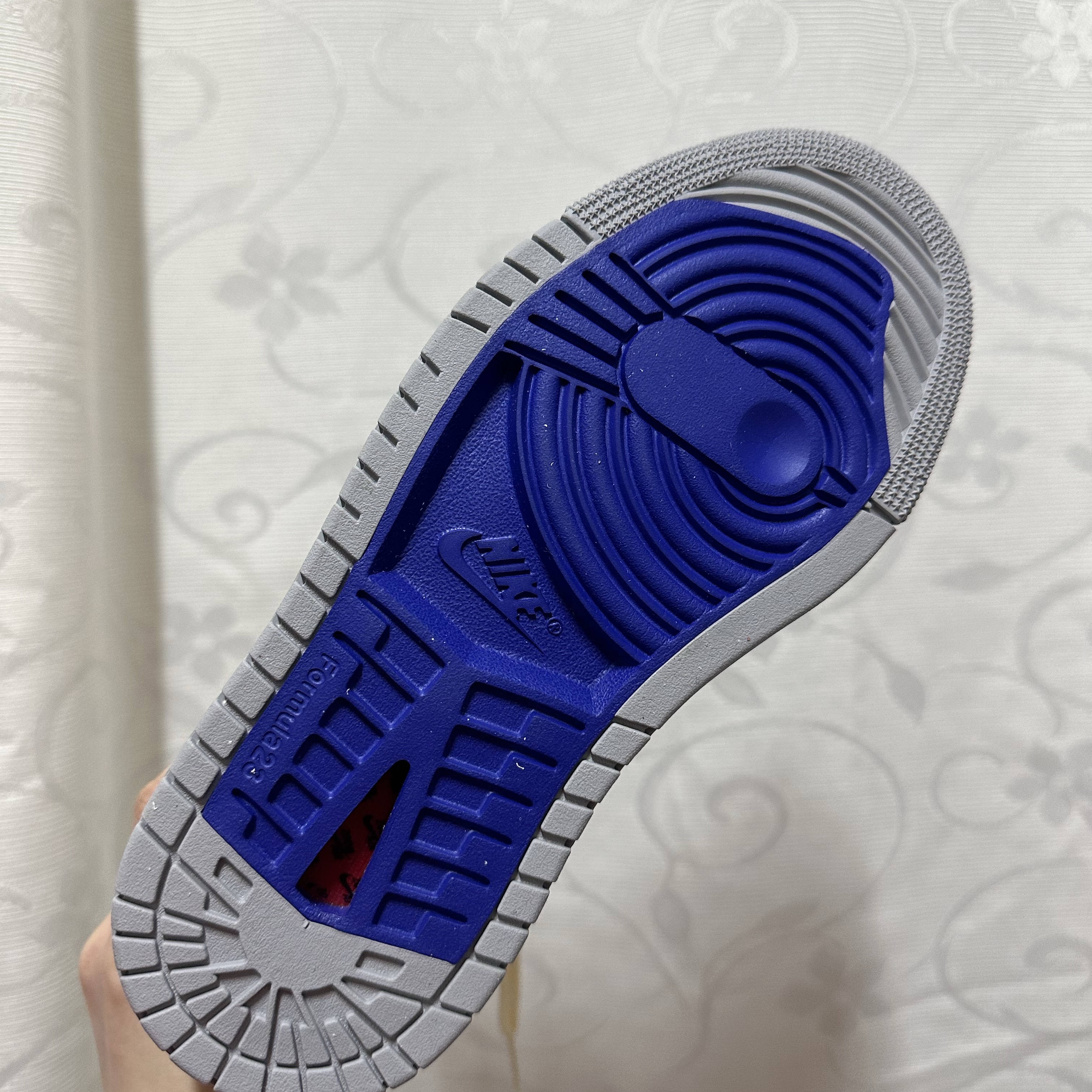 (W) Jordan 1 Zoom Air CMFT 2 Light Smoke Grey and Barely Grape 착용 스타일 - 3