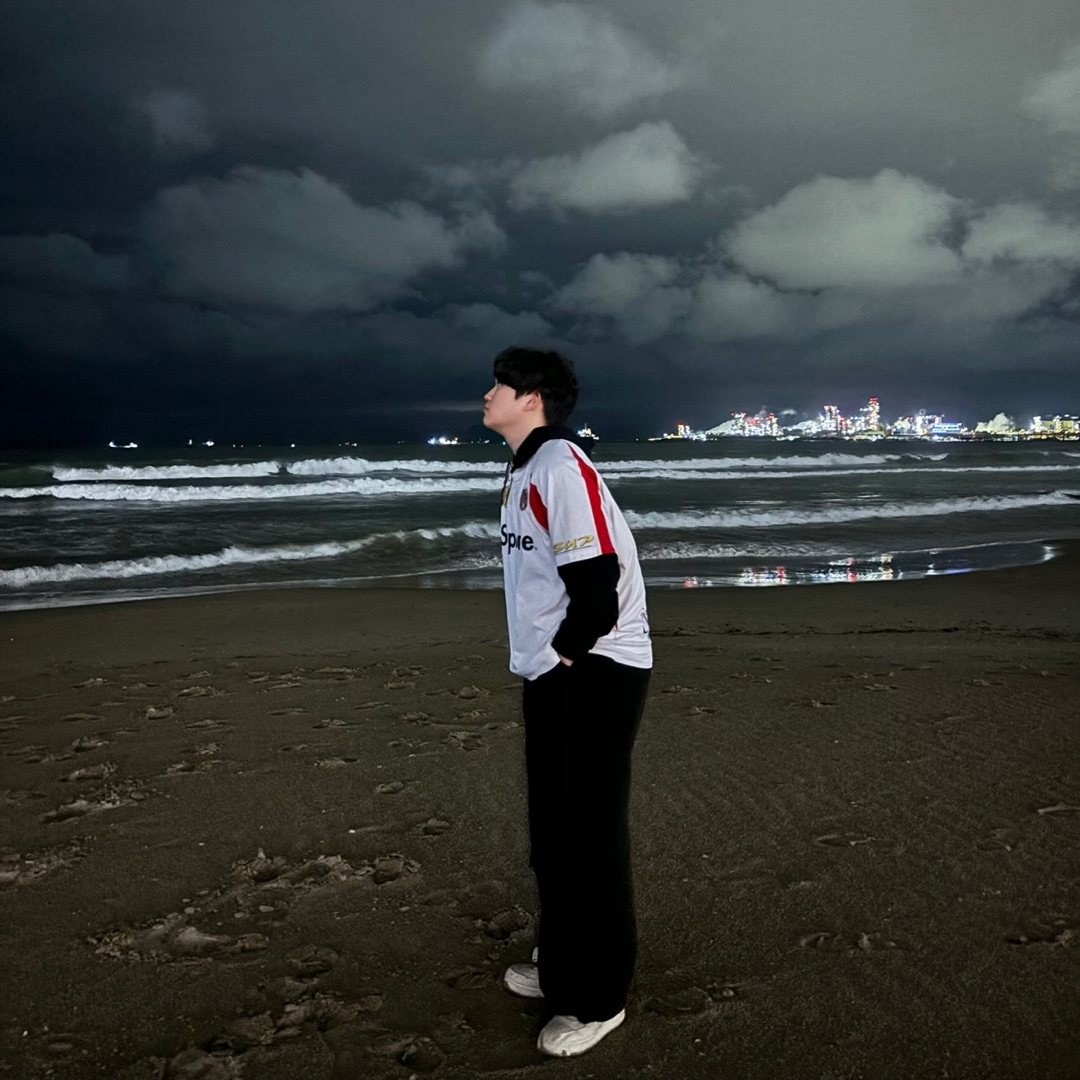 Supreme Hooded Soccer Jersey White - 23FW, Nike x Stussy Air Force 1 '07 Mid SP Fossil 착용 스타일