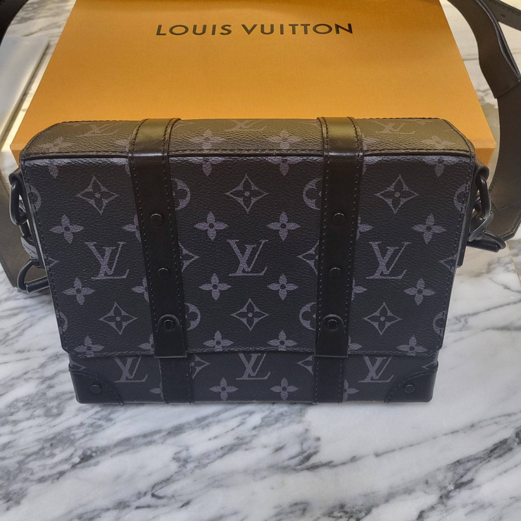 Louis Vuitton Trunk Messenger Monogram Eclipse 착용 스타일