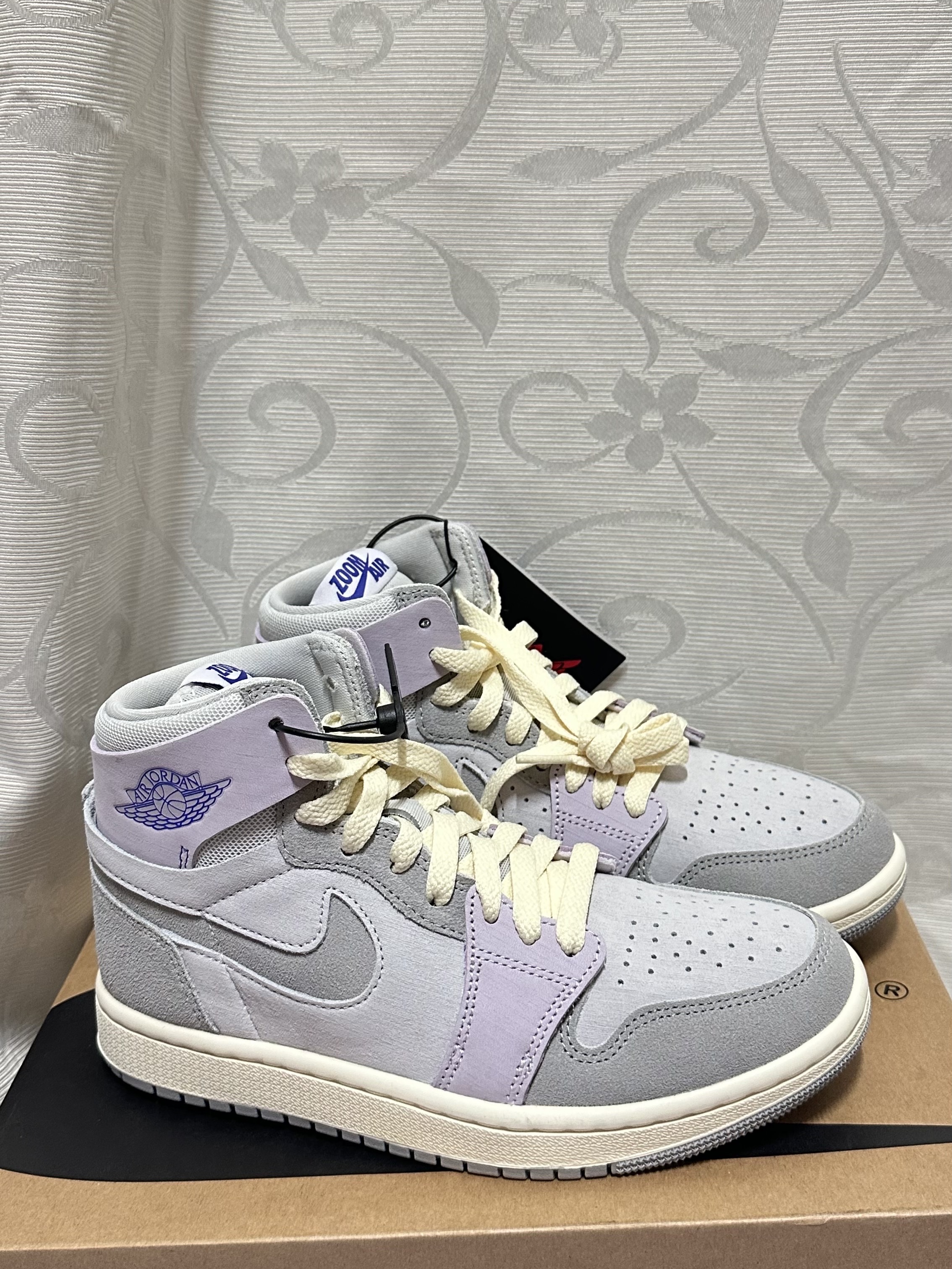 (W) Jordan 1 Zoom Air CMFT 2 Light Smoke Grey and Barely Grape 착용 스타일 - 1