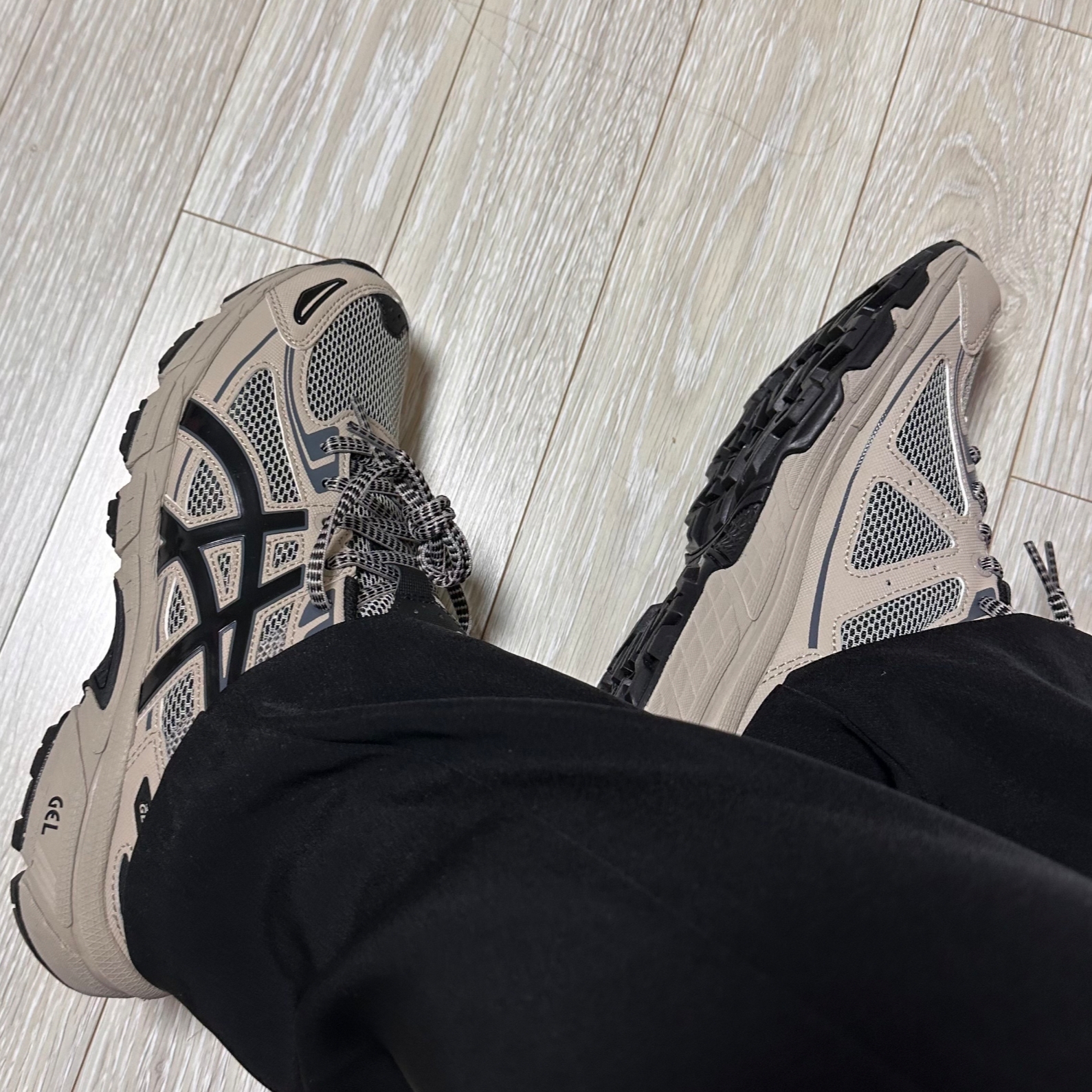 Asics Gel-Venture 6 Feather Grey Black 착용 스타일