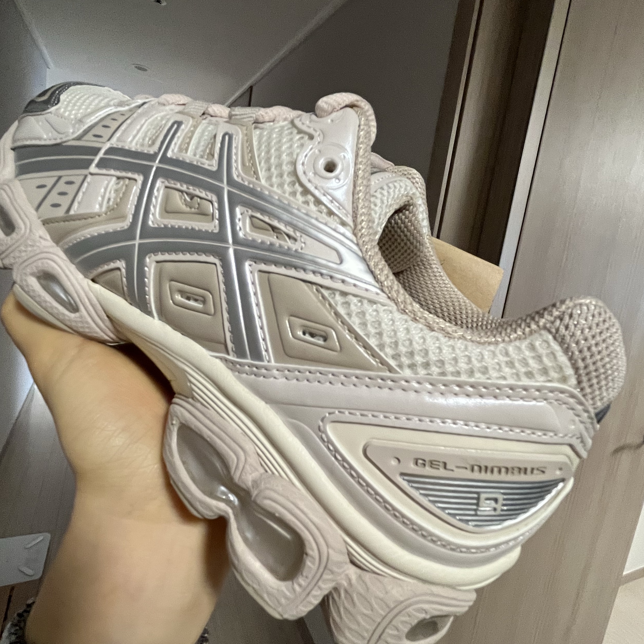 (W) Asics Gel-Nimbus 9 Cream Mineral Beige 착용 스타일